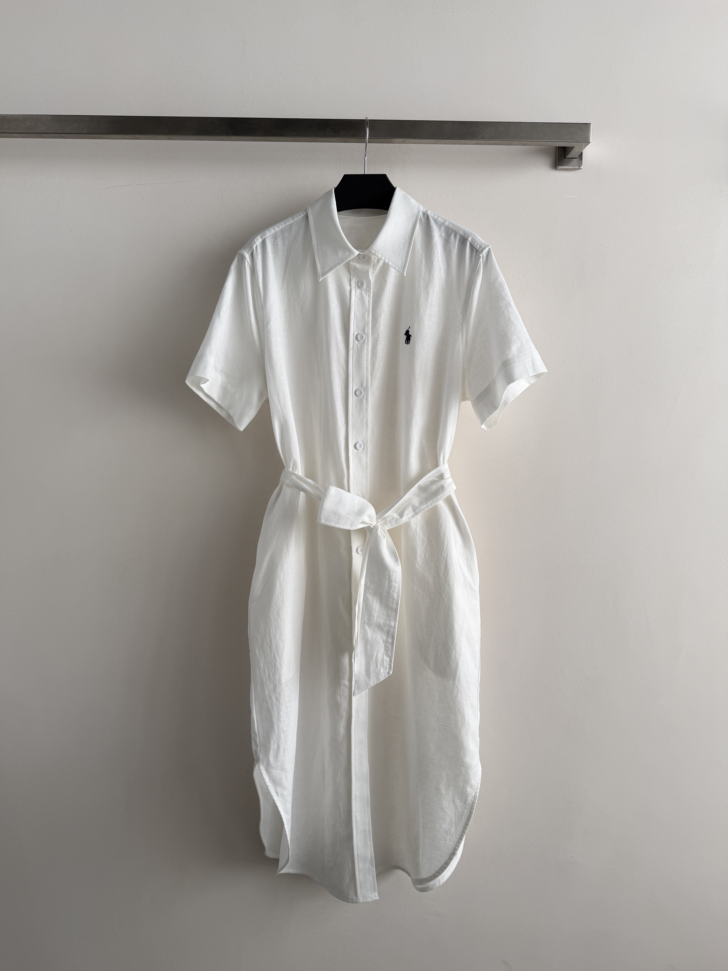 NO:859801,Ralph Laure*26 new shirt dress, classic shirt collar + short sleeve design, simple and advanced. High-quality linen fabric, soft and breathable, super comfortable to wear in spring and summer!  The same-color laces at the waist are adjustable and can easily outline the waistline. The classic style is timeless and the pony embroidery on the chest is very recognizable. It can be easily used in the workplace, daily life and vacation!  SML,women's clothing,loro piana,skirts,shirts,T-shirt,19860909Ralph Laure*26新款衬衫连衣裙,经典衬衫领+短袖设计,简约又高级.高品质亚麻面料,柔软透气,春夏穿超舒服！腰部同色系带可调节,轻松勾勒腰线,经典款不过时,胸前小马刺绣超有辨识度,职场、日常、度假都能轻松驾驭！SML,女装,loro piana,skirts,shirts,T-shirt,,Women's clothing