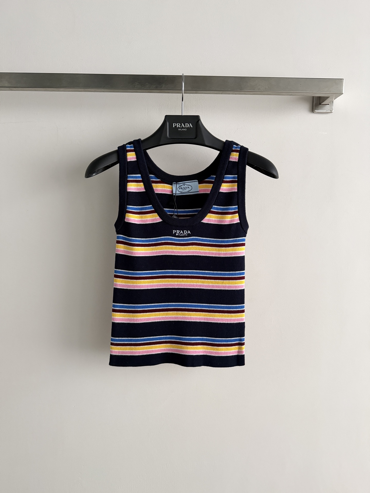 NO:853595,Prad*'s new spring and summer colorful striped knitted vest, navy blue bottom with macaron stripes, full of fresh college style!  The U-neck design modifies the neck line and looks great when worn alone or layered. The knitted fabric is soft and comfortable, which is perfect for spring and summer. Whether paired with jeans or a skirt, you can easily create a playful and energetic look. It is a must-have and versatile item for the spring and summer wardrobe. SML, Prada - Clothing, prada, prada, skirts, jeans,19860909Prad*春夏新款彩色条纹针织背心,藏青底配马卡龙色条纹,清新学院风满满！U领设计修饰颈部线条,单穿或叠搭都很出彩.针织面料柔软舒适,春夏穿超合适,无论配牛仔裤还是半身裙,都能轻松打造俏皮活力造型,是春夏衣橱必备百搭单品SML,普拉达-服装,prada,prada,skirts,jeans,,Women's clothing