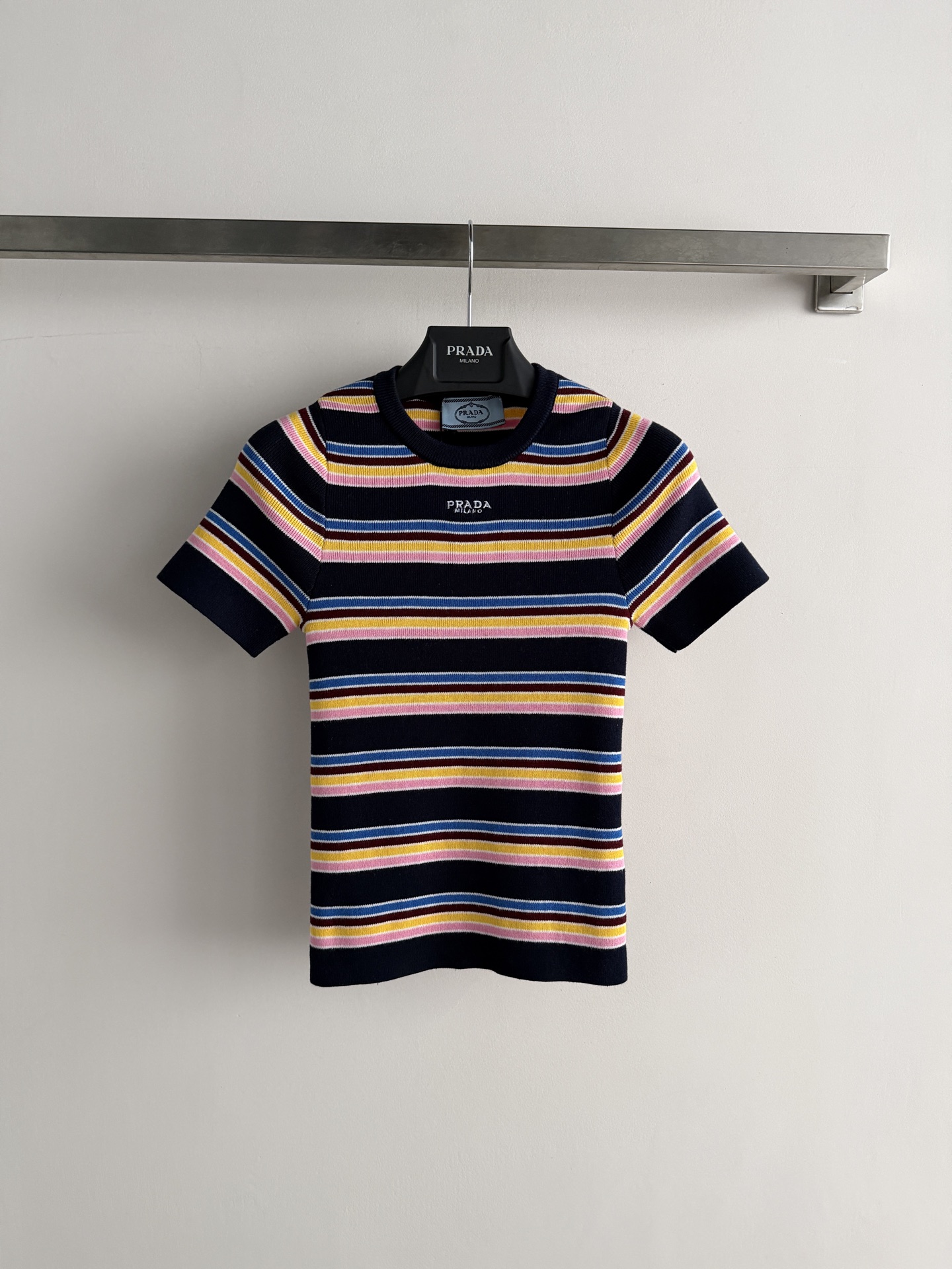 NO:853586,Prad*'s new spring and summer colorful striped sweater, navy blue bottom with macaron stripes, full of fresh college style!  The round neck design modifies the neck line. The knitted fabric is soft and comfortable, making it perfect for spring and summer. Whether worn with jeans or a skirt, you can easily create a playful and energetic look. It is a must-have and versatile item for your spring and summer wardrobe!  SML,Prada-clothing,prada,prada,skirts,jeans,19860909Prad*春夏新款彩色条纹针织衫,藏青底配马卡龙色条纹,清新学院风满满！圆领设计修饰颈部线条.针织面料柔软舒适,春夏穿超合适,无论配牛仔裤还是半身裙,都能轻松打造俏皮活力造型,是春夏衣橱必备百搭单品！SML,普拉达-服装,prada,prada,skirts,jeans,,Women's clothing