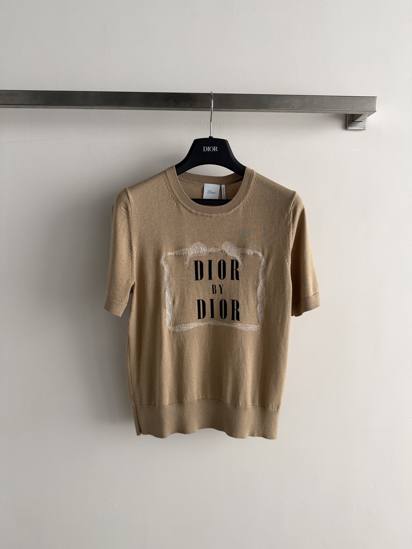 NO:853572,Dio*2026 spring and summer series embroidered short-sleeved T-shirt, soft knitted fabric, comfortable and breathable to wear. 'DIOR BY DIOR' embroidery + framed embroidery texture on the front, full of details, can be easily worn in daily life or light luxury occasions. Paired with jeans or skirts, it is relaxed and fashionable, and you can easily get a sense of luxury!  SML,Dior-clothing,dior,dior,skirts,jeans,T-shirt,tees,t-shirt,19860909Dio*2026春夏系列刺绣短袖T恤,柔软针织面料,穿着舒适透气.正面“DIOR BY DIOR”刺绣+框框刺绣纹理,细节满分日常或轻奢场合都能轻松驾驭.搭配牛仔裤或半裙,松弛又时髦,轻松get高级感！SML,迪奥-服装,dior,dior,skirts,jeans,T-shirt,tees，t-shirt,,Women's clothing