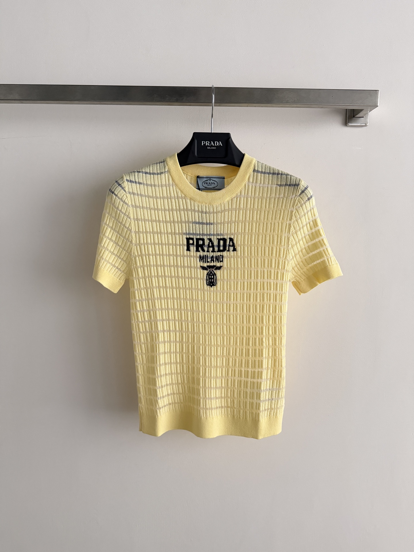 NO:853550,Prad*2026 new short-sleeved knitted top, slim fit vertical stripe design, unattractive temperament. The fabric is delicate, soft and comfortable, with logo printing on the chest, simple to the extreme and fashionable!  Three-color SML, Prada-clothing, prada, prada, T-shirt,19860909Prad*2026新款短袖针织上衣,修身版型竖条纹设计,气质不挑人 面料细腻柔软舒适,胸前logo印花点缀,简单到极致就是时髦！三色SML,普拉达-服装,prada,prada,T-shirt,,Women's clothing