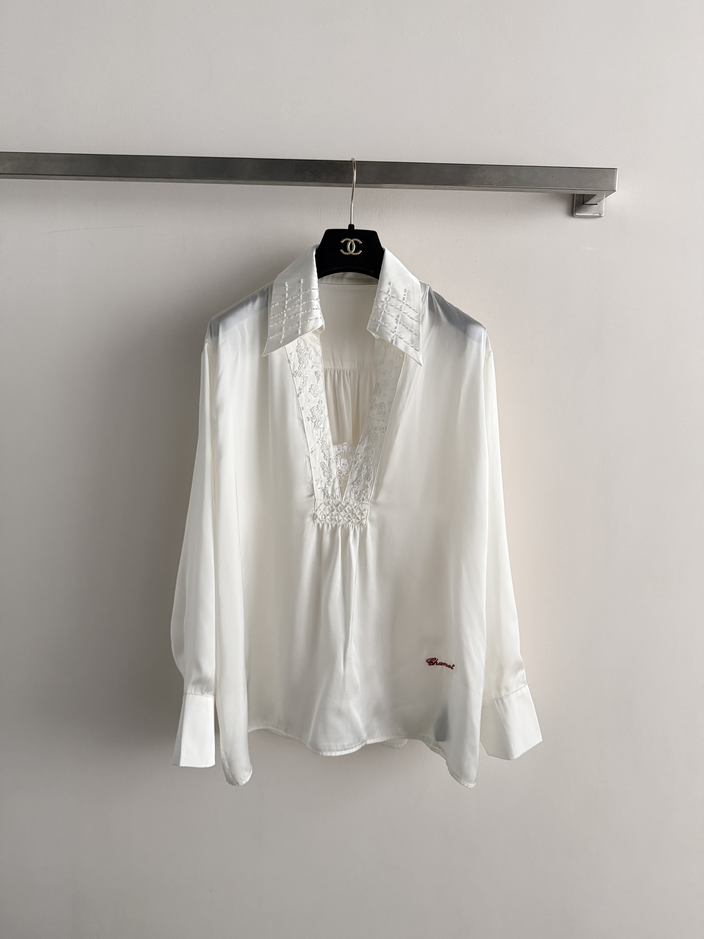 NO:853675,CHANE* Medieval white beaded shirt is made of light fabric with a smooth and shiny touch. The neckline and chest are decorated with heavy embroidery beads. Exquisite and elegant!  The red embroidery in the lower left corner is the brand logo. The highly recognizable and loose silhouette is highly tolerant and can be easily worn in daily or formal occasions. Pair it with high-waisted pants or skirts to easily get a high-end look. SML-, Chanel-clothing, chanel, chanel, skirts, shirts,19860909CHANE*中古白色钉珠衬衫采用轻薄面料 触感柔滑有光泽领口和胸前重工绣珠装饰 精致优雅！左下角红色刺绣是品牌标志,辨识度高宽松的版型剪裁包容性强 日常或正式场合都能轻松驾驭.搭配高腰裤或裙装,轻松get高级感造型SML-,香奈儿-服装,chanel,chanel,skirts,shirts,,Women's clothing