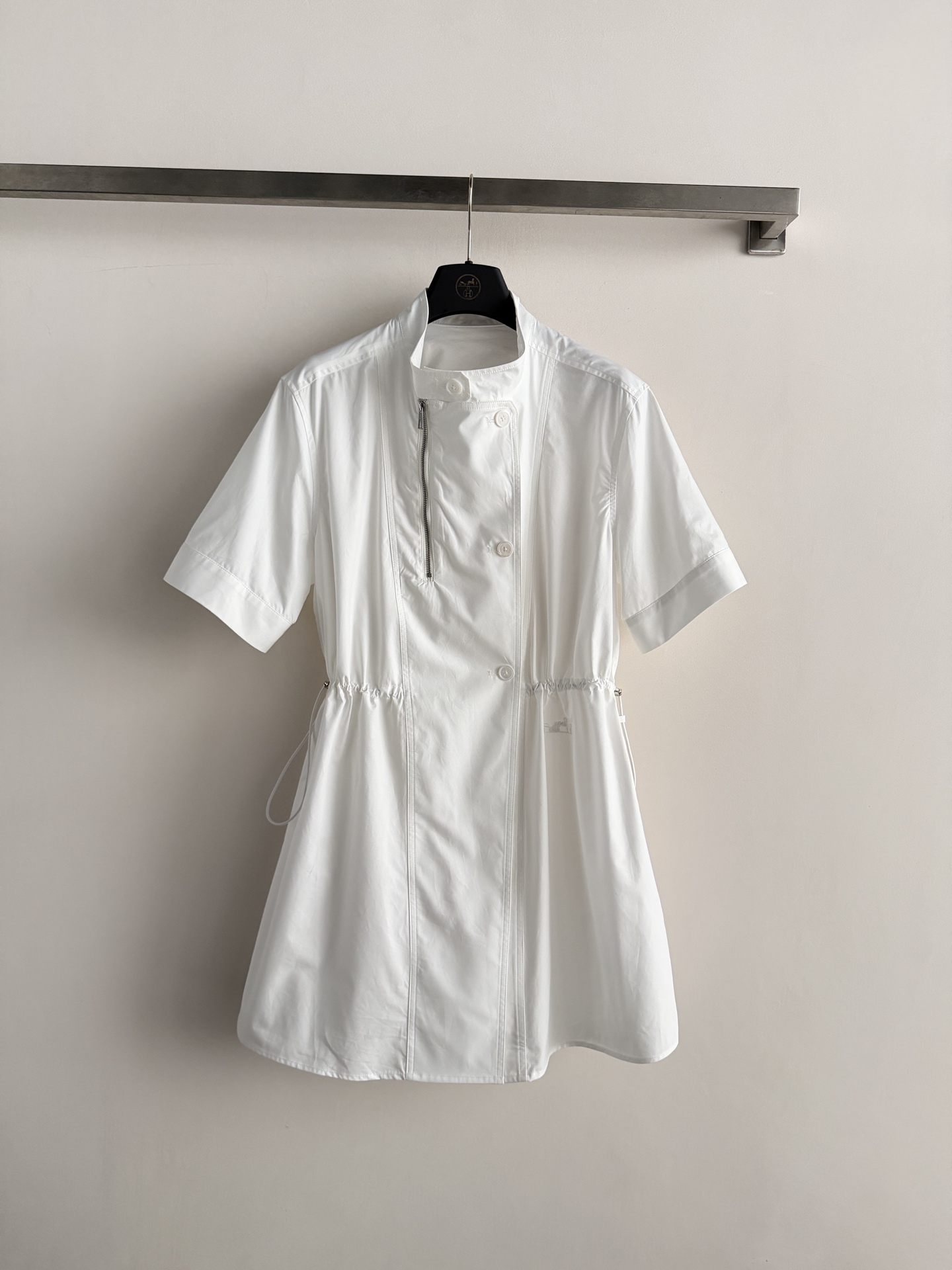 NO:853636,Herme*26SS new short-sleeved shirt skirt is customized with imported cotton. It is comfortable and breathable to wear. It adopts a unique stand-up collar and slanted placket design. The collar is decorated with a zipper, which breaks the boring feeling of traditional shirt skirts and looks fashionable and personalized. The waist has a drawstring adjustment design, which can well outline the waistline and optimize body proportions!  It also shows a capable temperament for commuting. It can be easily controlled in the workplace and daily life ~ low-key and high-quality, a must-have for minimalist control. SML-, Hermès-clothing, hermes, hermes, skirts, shirts, T-shirt,19860909Herme*26SS新款短袖衬衫裙定制进口棉 穿着舒适透气,采用了独特的立领斜襟设计,领口处带有拉链装饰,打破了传统衬衫裙的沉闷感,显得时尚又个性腰部设有抽绳调节设计 能够很好地勾勒腰线,优化身材比例！又显干练气质通勤 职场、日常都能轻松驾驭～低调又有质感,极简控必入SML-,爱马仕-服装,hermes,hermes,skirts,shirts,T-shirt,,Women's clothing