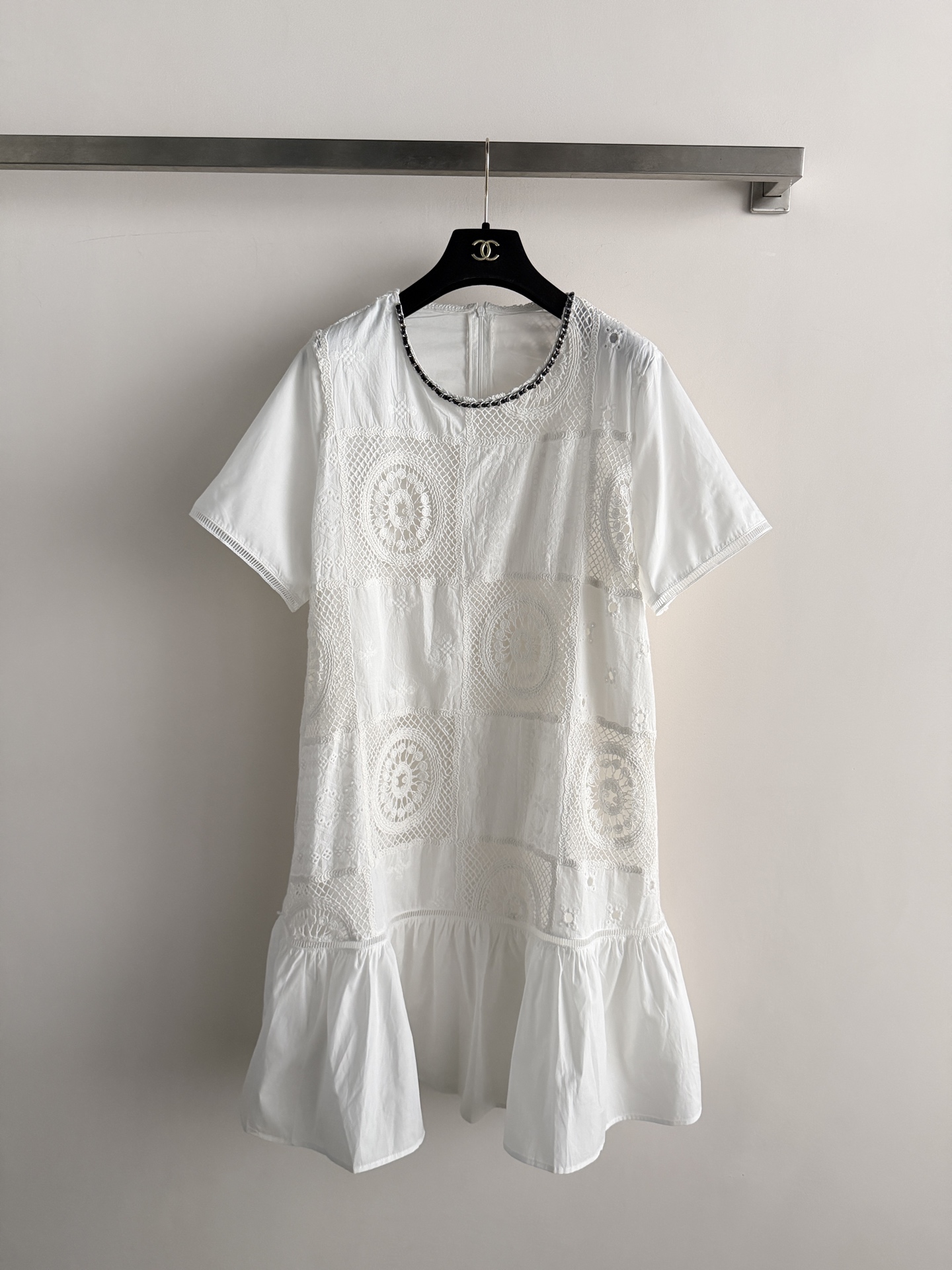 NO:853627,CHANE's latest short-sleeved embroidered dress is made of light cotton fabric, with a simple and elegant style, exquisite embroidery patterns and full of details. The round neck is paired with classic black and white braided trim, making it highly recognizable!  The skirt is slightly loose and the short-sleeved design is super comfortable and breathable to wear in spring and summer. It can be easily worn in daily life or on vacation. Pair it with sandals or white shoes for a fresh and natural look!  SML, Chanel-clothing,chanel,chanel,sandals,skirts,T-shirt,19860909CHANE *新款短袖刺绣连衣裙,采用轻薄棉质面料,简约优雅风格,精致刺绣花纹点缀,细节满满.圆领搭配经典黑白编织饰边,品牌辨识度超高！裙摆微散,短袖设计,春夏穿超舒适又透气.无论日常还是度假都能轻松驾驭,搭配凉鞋或小白鞋,清新自然感满分！SML,香奈儿-服装,chanel,chanel,sandals,skirts,T-shirt,,Women's clothing