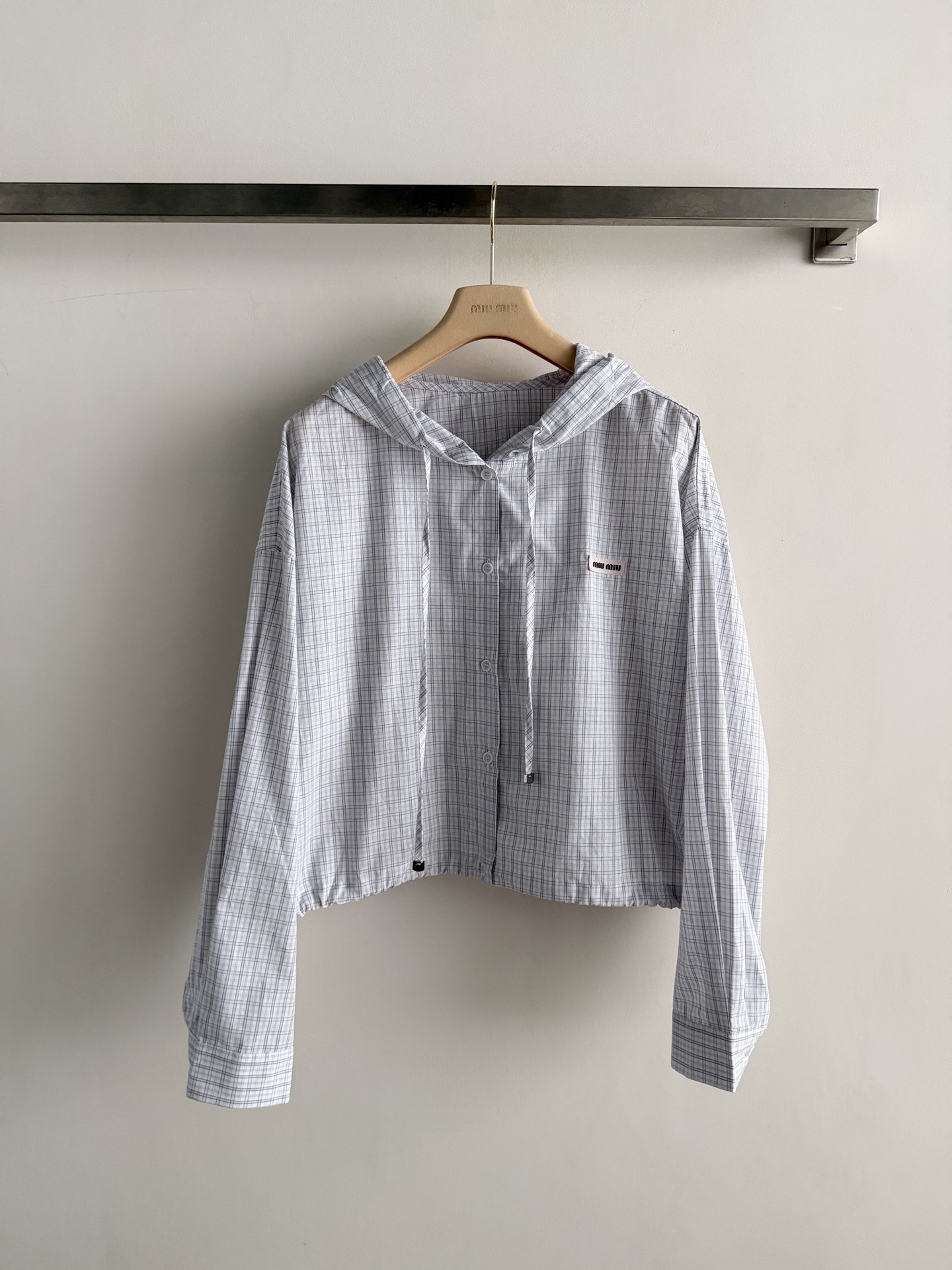 NO:853618,Miumi*’s new plaid hooded jacket is light and breathable, super comfortable to wear in spring and summer!  The classic plaid + hooded design is casual and stylish, and the short cut is more neat. It goes well with high-waisted pants or skirts. The letter logo on the chest is embellished, which is versatile and beautiful. It can be easily used for daily commuting, class, and leisure, and it has a perfect sense of fashion!  SML,miumiu-clothing,miumiu,skirts,jackets & coats,hats,19860909miumi*新款格纹连帽小外套,轻薄透气,春夏穿超舒服！经典格纹+连帽设计,休闲又有型,短款剪裁更显利落,搭配高腰裤或裙装都很赞.胸前字母logo点缀,简直是百搭又好看,日常通勤、上课、休闲都能轻松驾驭,时尚感满分！SML,缪缪-服装,miumiu,skirts,jackets & coats,hats,,Women's clothing