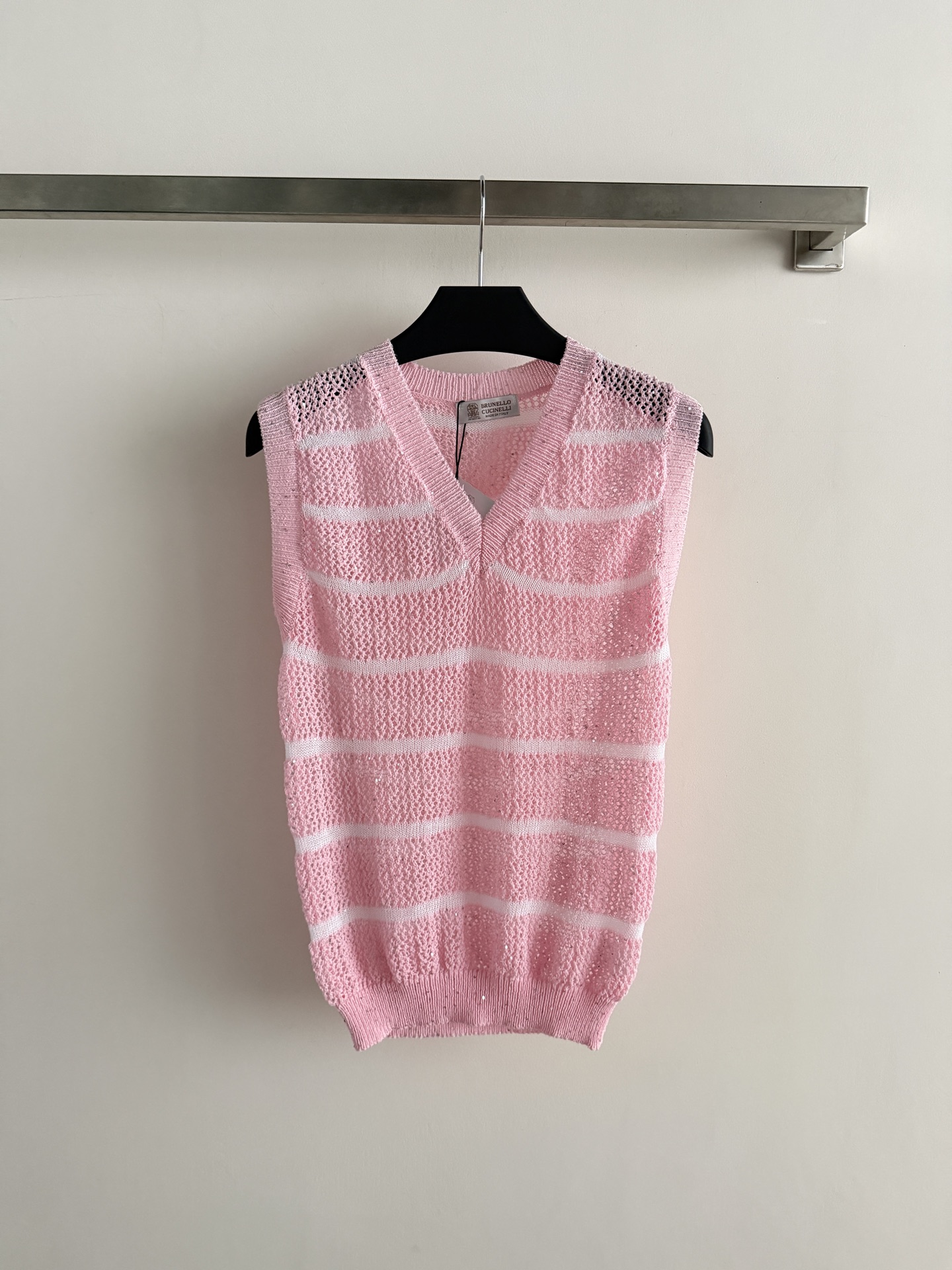 NO:853409,Brunello Cucinell's latest striped sequined knitted vest uses Tencel yarn, which is breathable and skin-friendly, making it super comfortable to wear in spring and summer!  V-neck + stripe design, simple and detailed, sequin embellishment is super layered, low-key and sparkling. Loose version, it is OK to wear alone or layered with T-shirts and shirts, and can be easily managed for commuting and leisure. SML, women's clothing, brunello cucinelli, shirts, tees, t-shirt,19860909Brunello Cucinell*新款条纹亮片针织背心,采用天丝纱线,透气亲肤,春夏穿超舒服！V领+条纹设计,简约又有细节,亮片点缀超有层次感,低调闪耀.宽松版型,单穿或叠搭T恤、衬衫都很OK,通勤休闲都能轻松驾驭.SML,女装,brunello cucinelli,shirts,tees，t-shirt,,Women's clothing
