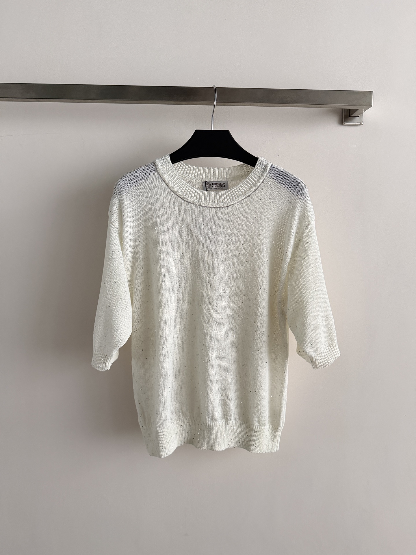 NO:853414,Brunello Cucinell's latest sequined sweater, round neck and mid-sleeve design + slightly shiny silk, is low-key and exquisite. The fabric is soft and skin-friendly, and has good breathability, making it super comfortable to wear in spring and summer!  The loose fit is suitable for all body shapes. It can be easily used for daily commuting and leisure. Pair it with a skirt or jeans, and you can switch between gentle or lazy style at will ~ SML, women's clothing, brunello cucinelli, skirts, jeans,19860909Brunello Cucinell*新款亮片针织衫,圆领中袖设计+微闪亮丝,低调又精致.面料柔软亲肤,透气性好,春夏穿超舒服！宽松版型适合各种身材.日常通勤、休闲都能轻松驾驭,搭配半裙或牛仔裤,温柔or慵懒风随心切换～SML,女装,brunello cucinelli,skirts,jeans,,Women's clothing