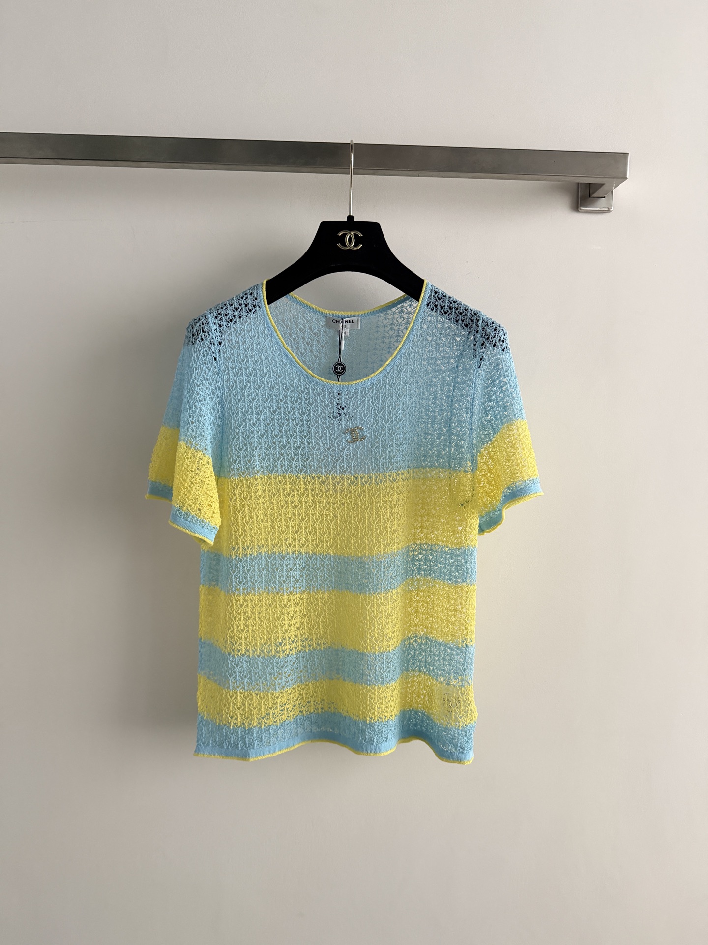 NO:853398,CHANE's latest striped hollow knitted short-sleeve, made of high-quality fabrics, breathable and skin-friendly, round neck + shoulder design, refreshing and comfortable, full of hollow striped details to enhance the sense of layering, versatile, easy to control for commuting, vacation, and daily life ~ it goes well with jeans, skirts or wide-leg pants, it is a must-have and practical item in the summer wardrobe!  SML, Chanel-clothing,chanel,chanel,skirts,jeans,T-shirt,19860909CHANE*新款条纹镂空针织短袖,采用高品质面料 透气又亲肤,圆领+正肩设计,清爽舒适感满满镂空条纹细节让层次感UP,百搭,通勤、度假、日常都能轻松驾驭～搭配牛仔裤、半裙或阔腿裤都很出彩,是夏季衣橱必备实用单品！SML,香奈儿-服装,chanel,chanel,skirts,jeans,T-shirt,,Women's clothing