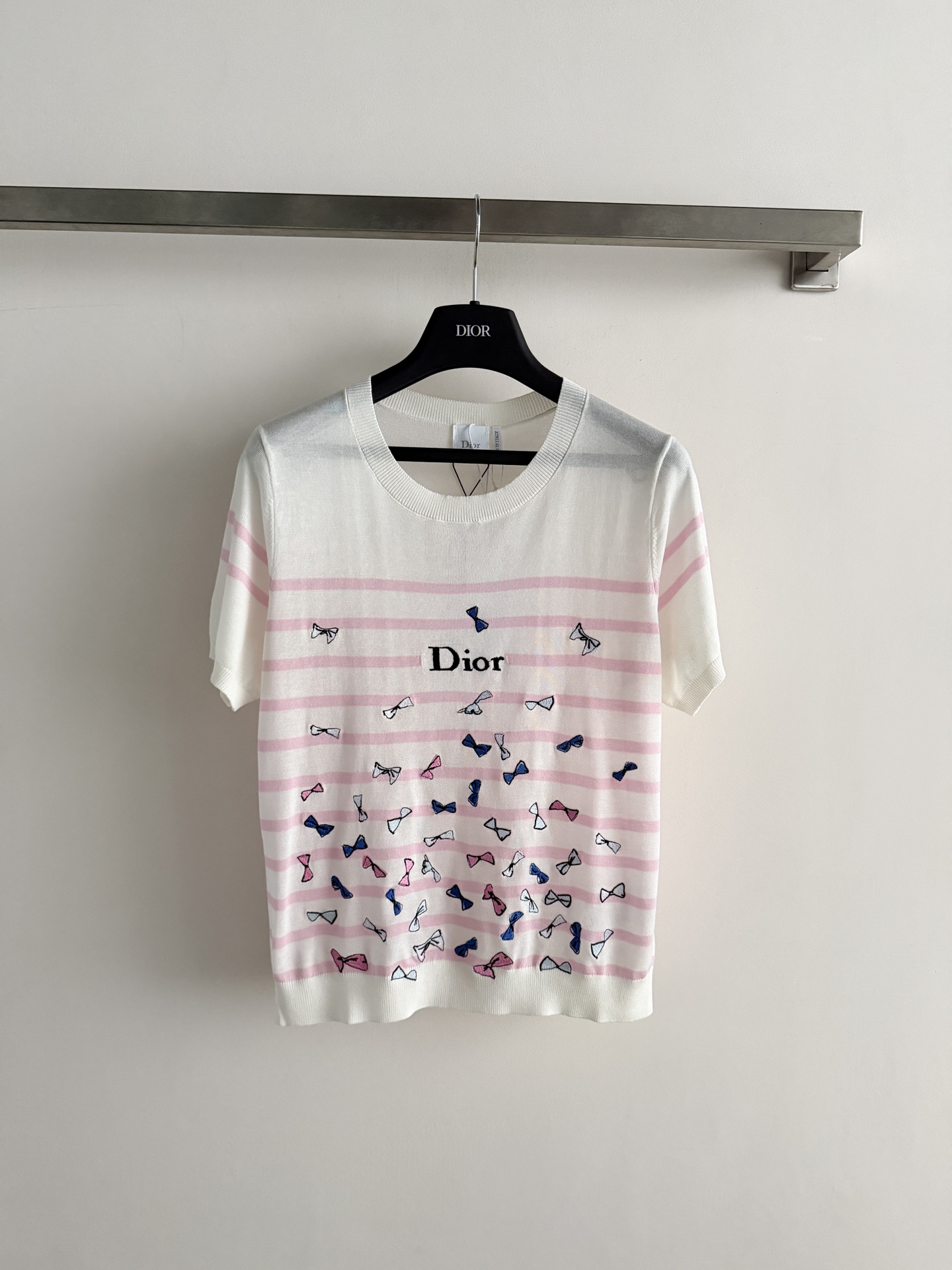 NO:853379,Dio*'s new striped knitted short-sleeves are made of 20% mulberry silk + Tencel blend. They are light, breathable and perfect for summer!  Classic stripes + bow jacquard embroidery, full of French retro elegance. The 'Dior' logo on the front is low-key and recognizable. It is available in black and white, pink and white. It can be easily matched with jeans or skirts for daily commuting and leisure, and you can wear it with a relaxed feel!  SML,Dior-clothing,dior,dior,skirts,jeans,T-shirt,19860909Dio*新款条纹针织短袖,采用20桑蚕丝+天丝混纺,轻薄透气超适合夏天！经典条纹+蝴蝶结提花刺绣,法式复古优雅风满满.正面“Dior”Logo低调又有辨识度,黑白、粉白两色可选,日常通勤、休闲都能轻松驾驭搭配牛仔裤或半裙,松弛感穿搭get！SML,迪奥-服装,dior,dior,skirts,jeans,T-shirt,,Women's clothing