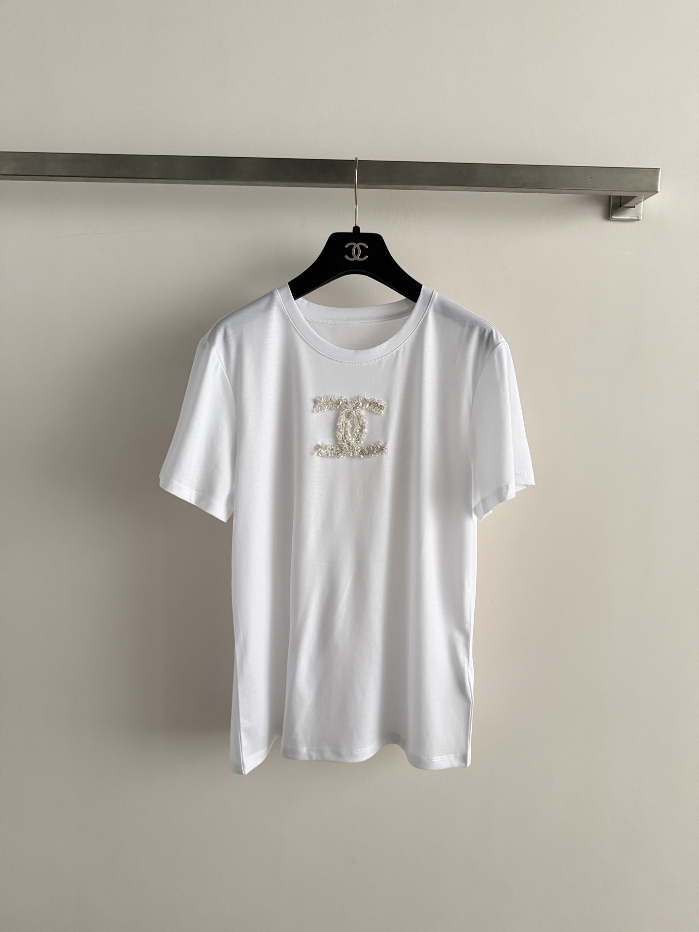 NO:853388,CHANE's latest short-sleeved T-shirt adopts a classic round neck design and is embellished with double C Logo letters on the chest, making it highly recognizable. The fabric is soft and breathable, comfortable for daily wear, and can be easily matched with jeans, skirts or casual pants, simple yet fashionable. SML, Chanel - clothing, chanel, chanel, skirts, jeans, T-shirt, tees, t-shirt,19860909CHANE*新款短袖T恤采用经典圆领设计,胸前双C Logo字母点缀,品牌辨识度超高.面料柔软透气,日常穿着舒适,轻松搭配牛仔裤、短裙或休闲裤,简约又不失时尚感.SML,香奈儿-服装,chanel,chanel,skirts,jeans,T-shirt,tees，t-shirt,,Women's clothing