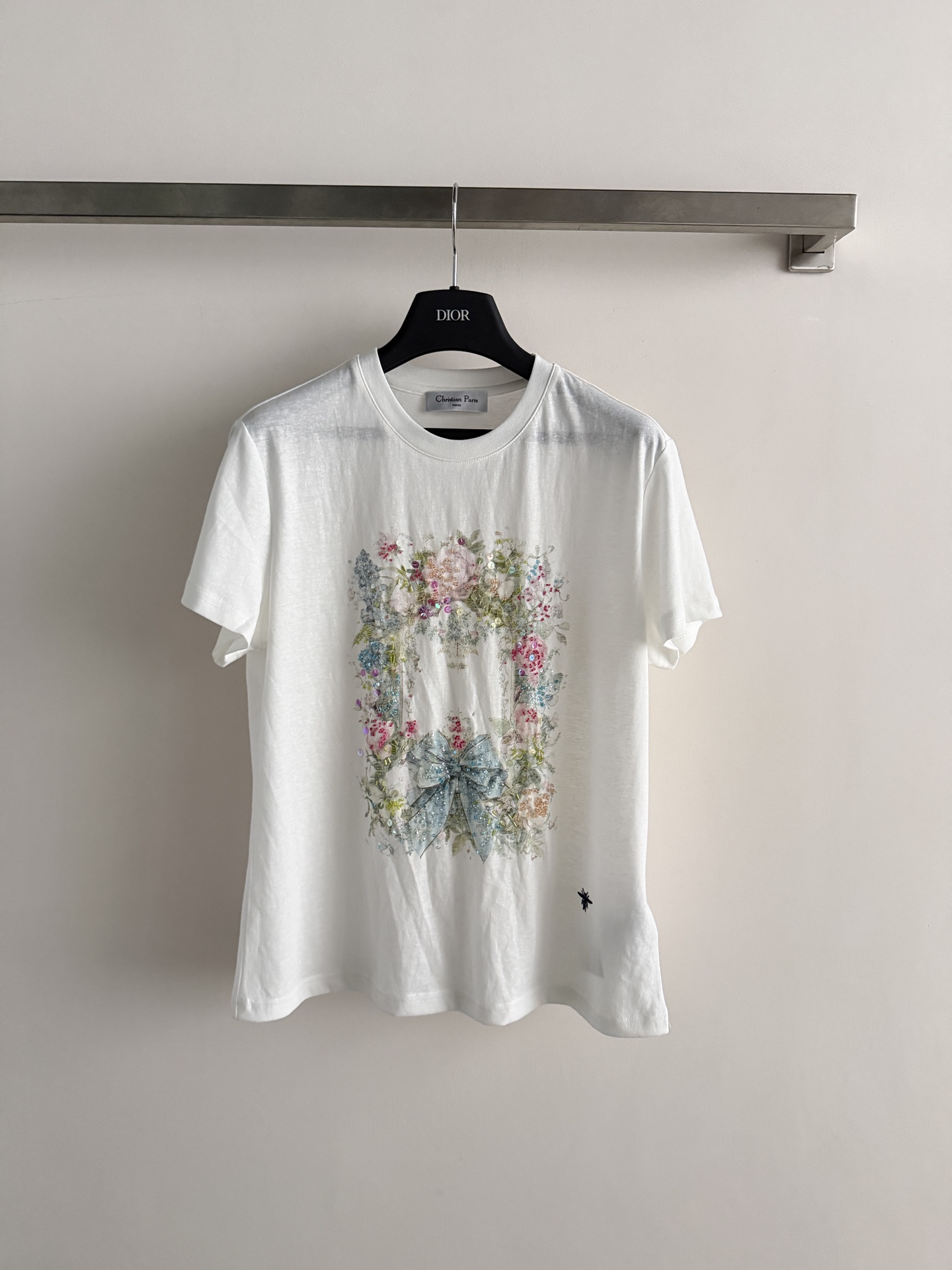 NO:853369,DIO*26SS short-sleeved T-shirt is made of pure cotton, breathable and comfortable, and super friendly for daily wear. The bow flower pattern on the front is decorated with beading. It is full of artistic sense and has a regular fit, which can accommodate a variety of body types. It is OK with jeans or casual pants. It can easily create an elegant and casual style. It is very suitable for you who like unique designs. SML-, Dior-clothing, dior, dior, jeans, T-shirt, tees, t-shirt,19860909DIO*26SS短袖T恤采用纯棉材质,透气舒适,日常穿着超友好.正面蝴蝶结花卉图案加钉珠装饰 艺术感满满常规版型,包容多种身材,搭配牛仔裤或休闲裤都很OK,轻松打造优雅随性风格,超适合喜欢独特设计的你SML-,迪奥-服装,dior,dior,jeans,T-shirt,tees，t-shirt,,Women's clothing