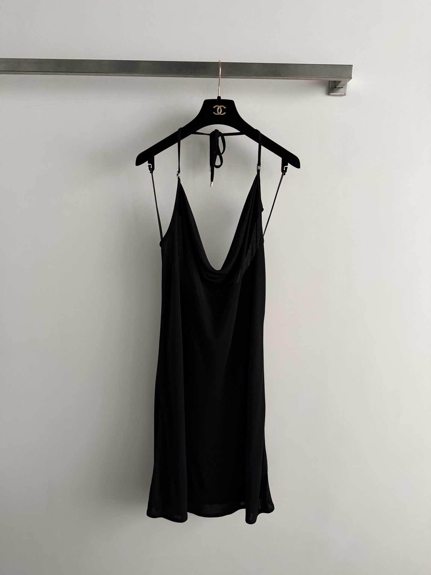 NO:853360,CHANE*26ss black swing collar suspender dress has a smooth touch and perfect drape. The swing collar design is elegant and sexy, the suspenders are adjustable, and the skirt is simple and smooth. It can be easily controlled whether commuting, dating or vacation. French lazy style, temperament directly attracts SML, Chanel-clothing, chanel, chanel, skirts,19860909CHANE*26ss黑色荡领吊带连衣裙,触感柔滑,垂坠感满分.荡领设计优雅又性感,吊带可调节,裙身简约流畅,无论通勤、约会还是度假都能轻松驾驭.法式慵懒风,气质直接拉满SML,香奈儿-服装,chanel,chanel,skirts,,Women's clothing
