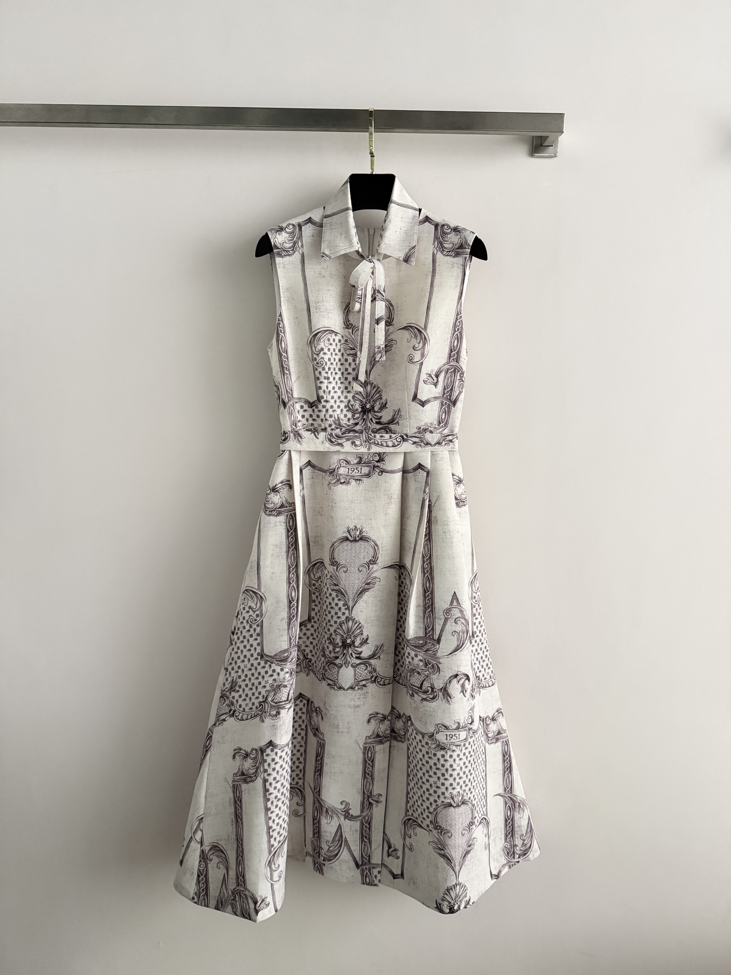NO:853341,MaxMar*2026 spring and summer series dress, artistic hand-painted printing + sleeveless design, full of elegant retro temperament!  High-quality fabrics, with both drape and comfort, the waist cut outlines the figure, and the skirt is flexible and elegant. The detachable tie design makes it more flexible to wear, and can be easily managed for commuting, parties, and vacations. Low-saturated colors + literary prints, low-key and elegant, are a must-have item in the spring and summer wardrobe!  SMLXL,Maxmara-clothing,skirts,ties,19860909MaxMar*2026春夏系列连衣裙,艺术手绘印花+无袖设计,优雅复古气质满分！高品质面料,垂坠感和舒适度兼具,收腰剪裁勾勒身形,裙摆灵动飘逸.可拆卸领带设计,穿搭更灵活,通勤、聚会、度假都能轻松驾驭.低饱和色调+文艺印花,低调贵气,是春夏衣橱必备气质单品！SMLXL,麦丝玛拉-服装,skirts,ties,,Women's clothing
