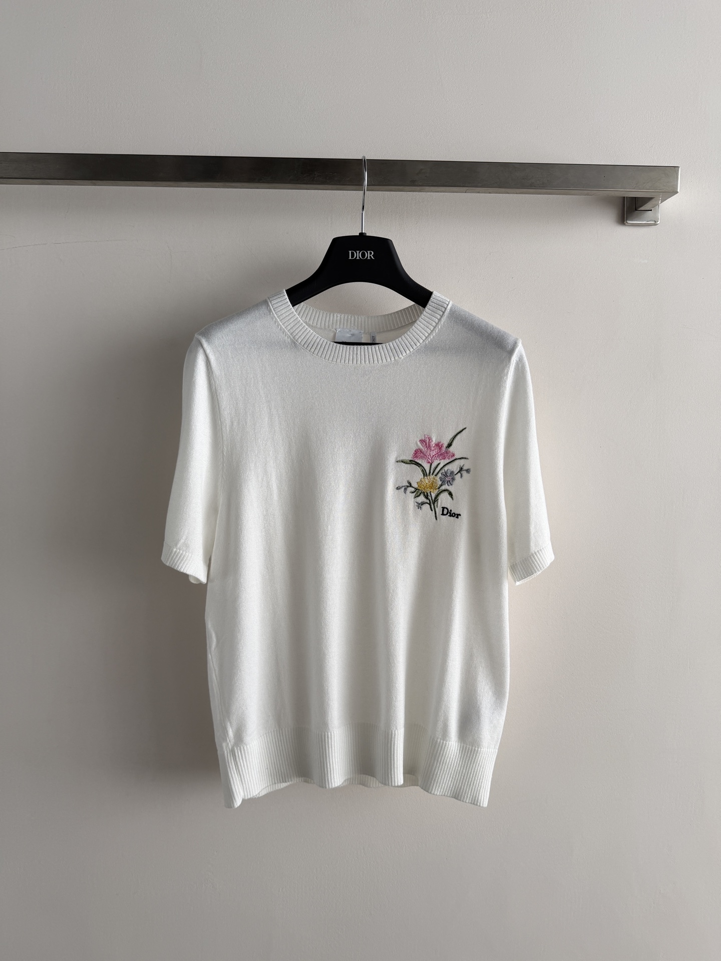 NO:853330,Dio's latest short-sleeved sweater is soft, elastic and super comfortable to wear!  Exquisite floral embroidery + 'Dior' logo on the chest, full of details. The round neck design is simple and elegant, and can be easily used in daily or light formal occasions. The knitted material is breathable, which is very suitable for spring and summer. It is versatile when paired with jeans or casual pants, and you can easily get an elegant and casual style!  SML,Dior-clothing,dior,dior,jeans,T-shirt,19860909Dio*新款短袖针织衫,柔软有弹性,穿着超舒适！胸前精致花卉刺绣+“Dior”标志,细节满分.圆领设计简约大方,日常或轻正式场合都能轻松驾驭.针织材质透气,春夏穿超合适,搭配牛仔裤或休闲裤都很百搭,轻松get优雅随性风！SML,迪奥-服装,dior,dior,jeans,T-shirt,,Women's clothing