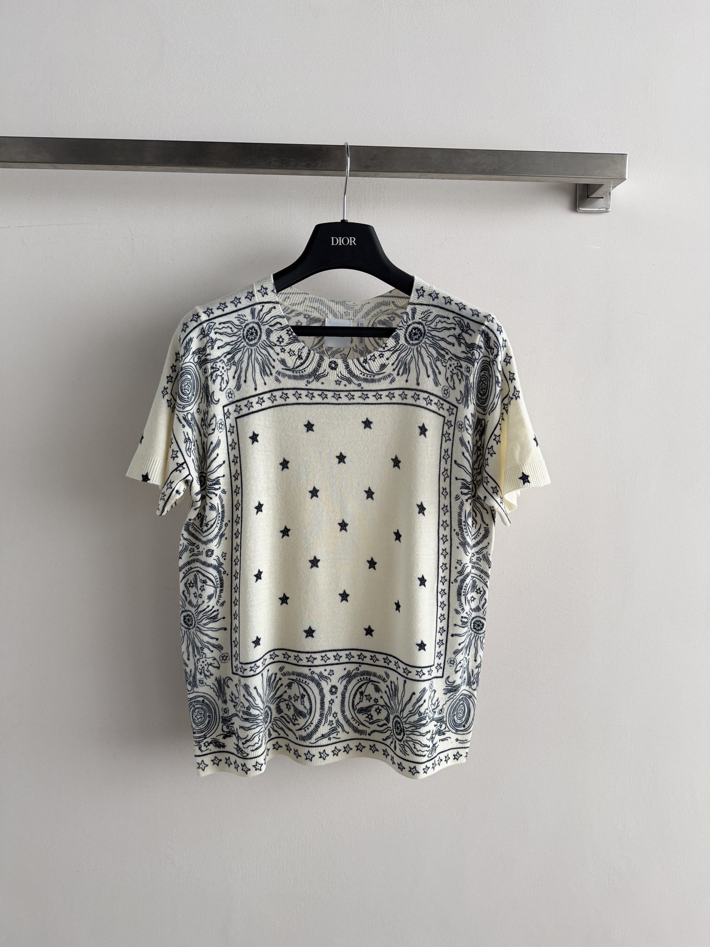 NO:853368,Dio*'s new printed short-sleeved sweater is made of high-quality wool fabric, soft and comfortable, with a beige background decorated with stars and geometric patterns that are very recognizable. It has a loose fit and is highly tolerant. It looks great with jeans or casual pants and easily creates a sense of fashion. Wearing it is a symbol of taste and personality!  SML,Dior-clothing,dior,dior,jeans,T-shirt,19860909Dio*新款印花短袖针织衫,采用高品质羊毛面料,柔软舒适,米色底色点缀星星和几何图案超有辨识度.宽松版型,包容性强,随便搭牛仔裤或休闲裤都很出彩,轻松打造时尚感.穿上就是品味与个性的象征！SML,迪奥-服装,dior,dior,jeans,T-shirt,,Women's clothing