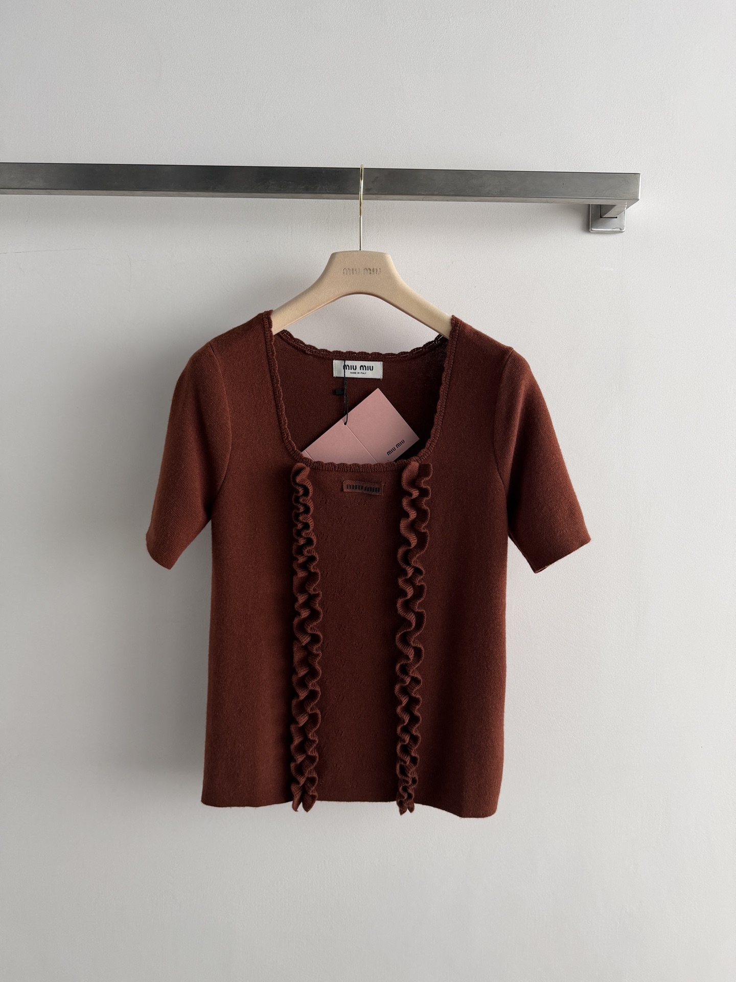 NO:853461,Miu Mi*'s new knitted short-sleeved top, made of soft knitted fabric, is comfortable and close-fitting to wear. The wavy lace design on the front is super layered and full of details. Short sleeves + square collar, it is OK to wear alone or layered in spring and summer, and it can easily create an elegant and casual style. It looks great with jeans or skirts, and can be easily worn in daily outings and parties. SML, Miu Miu-clothing, loro piana, miumiu, skirts, jeans, T-shirt,19860909Miu Mi*新款针织短袖上衣,柔软针织面料,穿着舒适贴身.正面波浪花边设计超有层次感,细节满分.短袖+方领,春夏单穿或内搭都很OK,轻松打造优雅休闲风.随手搭牛仔裤或半裙都很出彩,日常出街、聚会都能轻松驾驭SML,缪缪-服装,loro piana,miumiu,skirts,jeans,T-shirt,,Women's clothing