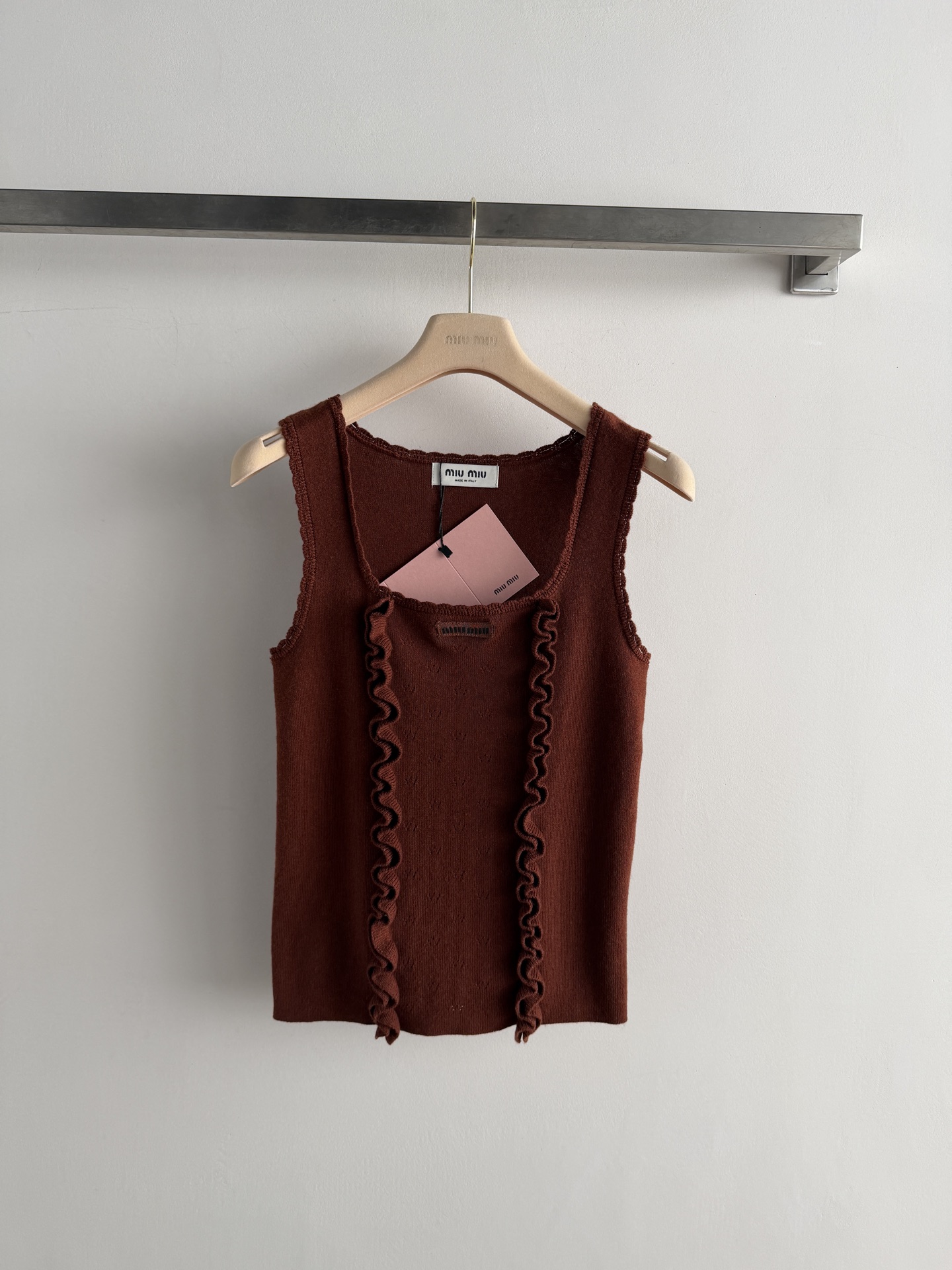 NO:853473,Miu Mi*'s new fungus knitted vest is made of soft knitted material, with a square collar and sleeveless design, which is retro and girly. The handmade fungus on the side has super details, breaking the monotony of conventional knitting and adding a feminine touch. It's perfect for spring and summer!  Pair it with jeans or mid-calf boots to easily get the American retro style, which can be worn for daily outings and dates. SML, Miumiu-clothing, loro piana, miumiu, boots, jeans,19860909Miu Mi*新款木耳边针织背心,采用柔软针织材质,方领+无袖设计,复古又少女感满满.侧边手工木耳边超有细节,打破常规针织的单调,增添柔美气息.春夏穿超合适！搭配牛仔裤或中筒靴,轻松get美式复古风,日常出街、约会都能穿出氛围感.SML,缪缪-服装,loro piana,miumiu,boots,jeans,,Women's clothing