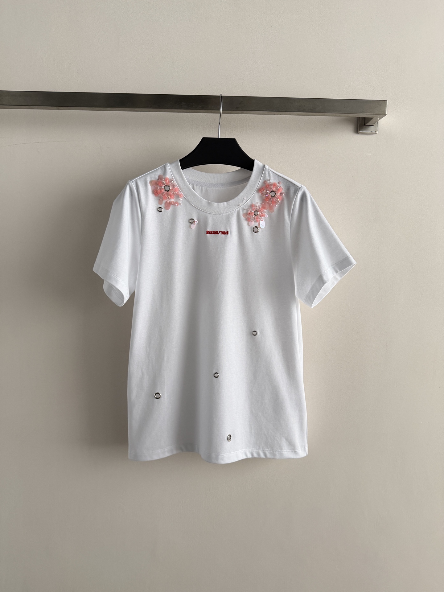 NO:853486,SHUSHU/TON*2026 spring and summer series beaded flower T-shirt, made of pure cotton, skin-friendly and breathable, super comfortable to wear in summer!  White bottom + beaded flowers, exquisite details, full of design. Slightly loose version, adaptable to a variety of body types, suitable for daily leisure or at home. Paired with jeans or skirts, you can easily get a simple and fashionable style ~ trendy brand texture, don’t miss it if you like unique designs!  SML,women's clothing,loro piana,skirts,jeans,tees,t-shirt,19860909SHUSHU/TON*2026春夏系列钉珠花朵T恤,纯棉材质,亲肤透气,夏天穿超舒服！白色底+钉珠花,细节精致,设计感满满.微宽松版型,包容多种身材,日常休闲或居家都很适合.搭配牛仔裤或半裙,轻松get简约时尚风～潮牌质感,喜欢独特设计的姐妹别错过！SML,女装,loro piana,skirts,jeans,tees，t-shirt,,Women's clothing