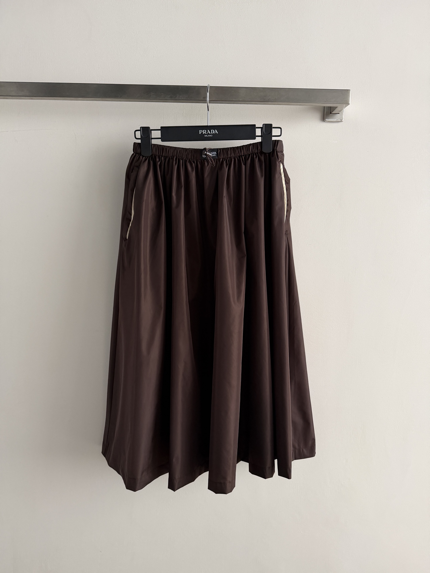 NO:853497,Prad*’s new dark brown skirt is made of lightweight drape fabric, with a good drape and A-line hem design. The skirt is natural and smooth, elegant and elegant. The elastic waist design is comfortable and tolerant, suitable for a variety of body types. The dark brown is low-key and versatile, and can be easily matched with striped tops or sweaters, and can be easily controlled for commuting, daily life, and leisure. SML, Prada-clothing, loro piana, prada, prada, skirts,19860909Prad*新款深棕色半身裙,采用轻盈垂坠面料,垂坠感很好A字大摆设计,裙摆自然流畅,优雅又显气质.松紧腰设计,舒适又包容,适合多种身材.深棕色低调百搭,轻松搭配条纹上衣或针织衫,通勤、日常、休闲都能轻松驾驭.SML,普拉达-服装,loro piana,prada,prada,skirts,,Women's clothing