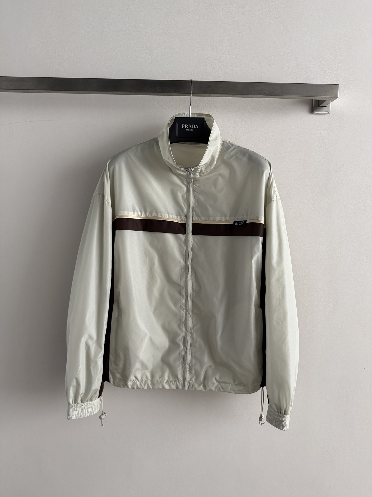 NO:853508,Prad's latest color-blocked nylon jacket is made of lightweight and windproof Re-Nylon regenerated nylon, with apricot + dark brown contrasting design, retro and fashionable!  The stand-up collar and loose silhouette are adaptable to a variety of body types and are perfect for spring, summer and autumn. The contrasting stripes outline neat lines and have a European and American trend. It can be easily used for commuting, going out, and vacationing. It is practical and versatile, and is a must-have item in your wardrobe!  SML,Prada-clothing,loro piana,prada,prada,jackets & coats,jackets & coats,19860909Prad*新款拼色尼龙夹克外套,采用轻薄防风的Re-Nylon再生尼龙,杏色+深棕撞色设计,复古又时髦！立领+宽松廓形,包容多种身材,春夏秋穿超合适～撞色条纹勾勒利落线条,欧美潮流风,通勤、出街、度假都能轻松驾驭,实用又百搭,是衣橱必备单品！SML,普拉达-服装,loro piana,prada,prada,jackets & coats,jackets & coats,,Women's clothing