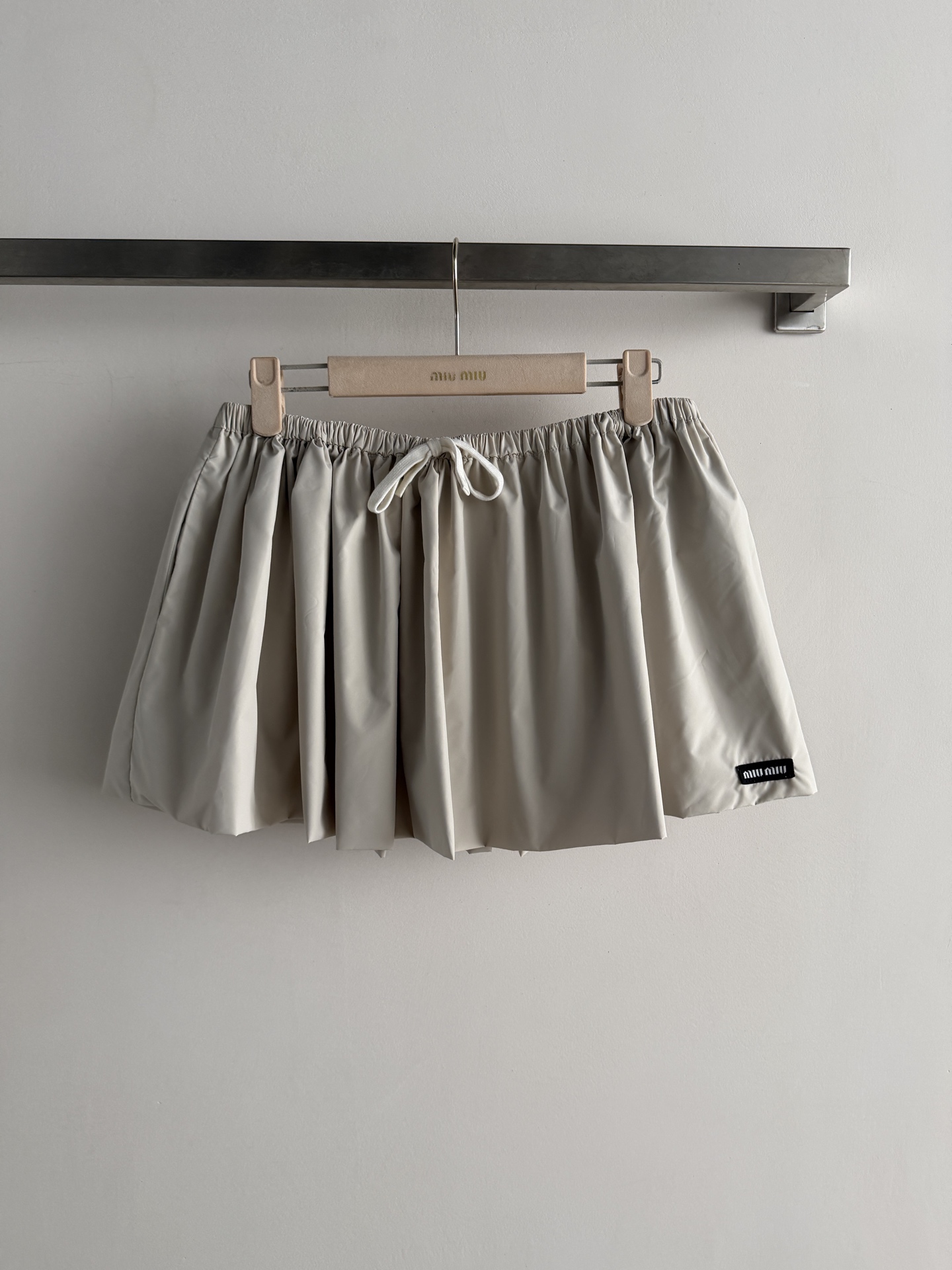 NO:853519,Miu Mi*'s new bud skirt is made of high-quality fabrics, soft and crisp, and super comfortable to wear in summer!  The drawstring elastic waist design fits the body shape, is easy to put on and take off, and is suitable for all body types. The flower bud puff skirt is retro and playful, and can be easily worn in daily life or on vacation. It is versatile and is a must-have item for summer wardrobe!  SML,miumiu-clothing,loro piana,miumiu,skirts,19860909Miu Mi*新款花苞短裙,采用高品质面料 柔软又挺括,夏天穿超舒服！抽绳松紧腰设计,贴合身形,穿脱方便,适合各种体型.花苞蓬蓬裙摆,复古又俏皮,日常或度假都能轻松驾驭,减龄百搭是夏日衣橱必备单品！SML,缪缪-服装,loro piana,miumiu,skirts,,Women's clothing