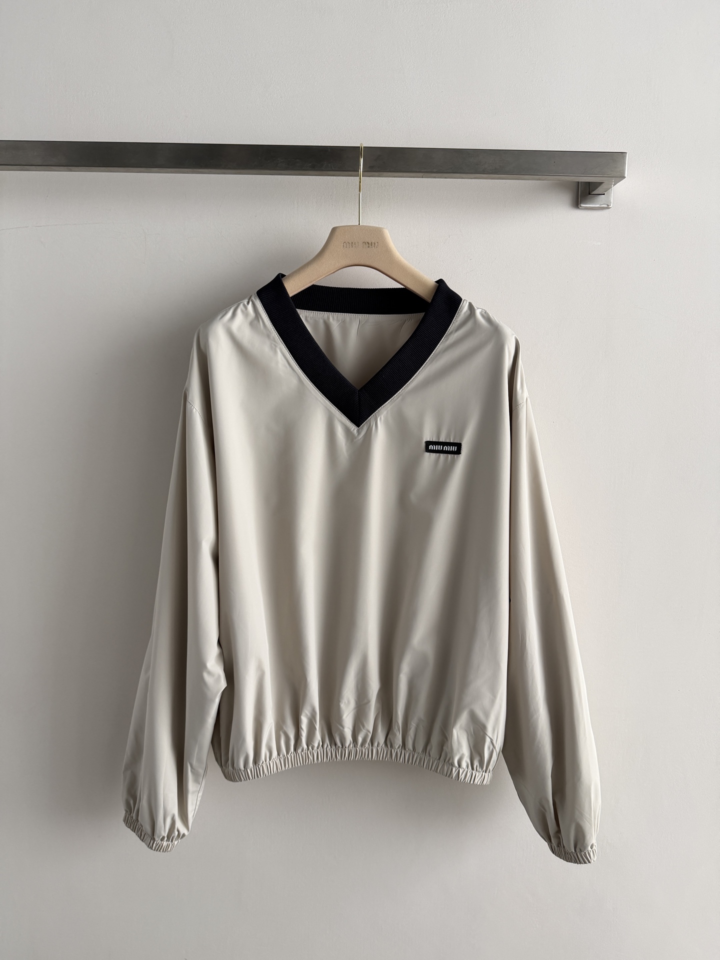 NO:853529,Miu Mi*'s new V-neck American-style top, with light apricot color as the main tone and black V-neck splicing, is simple and academic. High-density worsted polyester filament, soft and satiny, has good drape and does not need to be ironed. It is very convenient and versatile for daily wear!  The loose fit + elastic hem and cuffs make it comfortable and energetic. It goes well with a series of bud skirts or casual pants. It is easy to achieve a sweet and cool sports style. It is OK for going out on the street, vacationing, and doing sports in spring and summer!  SML,miumiu-clothing,loro piana,miumiu,skirts,19860909Miu Mi*新款V领美式风上衣,浅杏色主调+拼接黑色V领,简约又有学院感.高密精纺聚酯纤丝,柔润缎光,垂坠感好且免熨烫,日常穿搭超方便百搭！宽松版型+松紧下摆和袖口,舒适又显活力,搭配系列花苞短裙或休闲裤都很出彩,轻松拿捏甜酷运动风,春夏出街、度假、运动都OK！SML,缪缪-服装,loro piana,miumiu,skirts,,Women's clothing