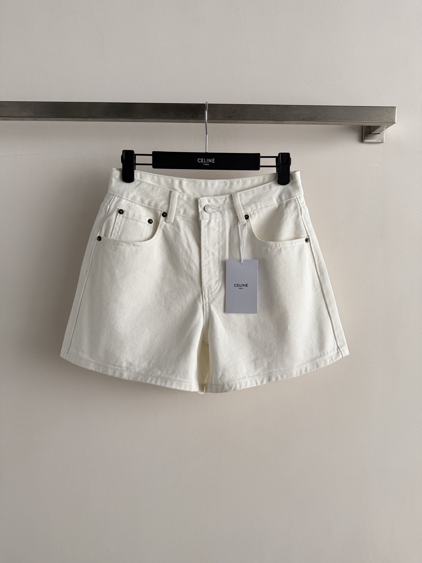 NO:853540,CELIN*26SS new series of denim shorts are made of heavy denim washing process to present a natural texture. The A-line wide-leg version is soft to the touch and shows leg length. The pear-shaped figure is friendly and the high-waist design modifies the waistline. The back waistband has an iconic leather brand decoration design.  Simple and high-end, it looks great with T-shirts, suspenders or shirts. It can be easily used for commuting, shopping and vacation. It is a must-have universal item for the wardrobe. SML-, Celine-clothing, celine, celine, shorts, shirts, tees, t-shirt,19860909CELIN*26SS新款系列牛仔短裤采用牛仔布重工水洗工艺 呈现自然的纹理 触感柔软A字阔腿版型超显腿长,梨形身材友好高腰设计修饰腰线,后腰带有标志性皮牌装饰设计 简约高级随便搭T恤、吊带或衬衫都很出彩,通勤、逛街、度假都能轻松驾驭,是衣橱必备的万能单品SML-,赛琳-服装,celine,celine,shorts,shirts,tees，t-shirt,,Women's clothing