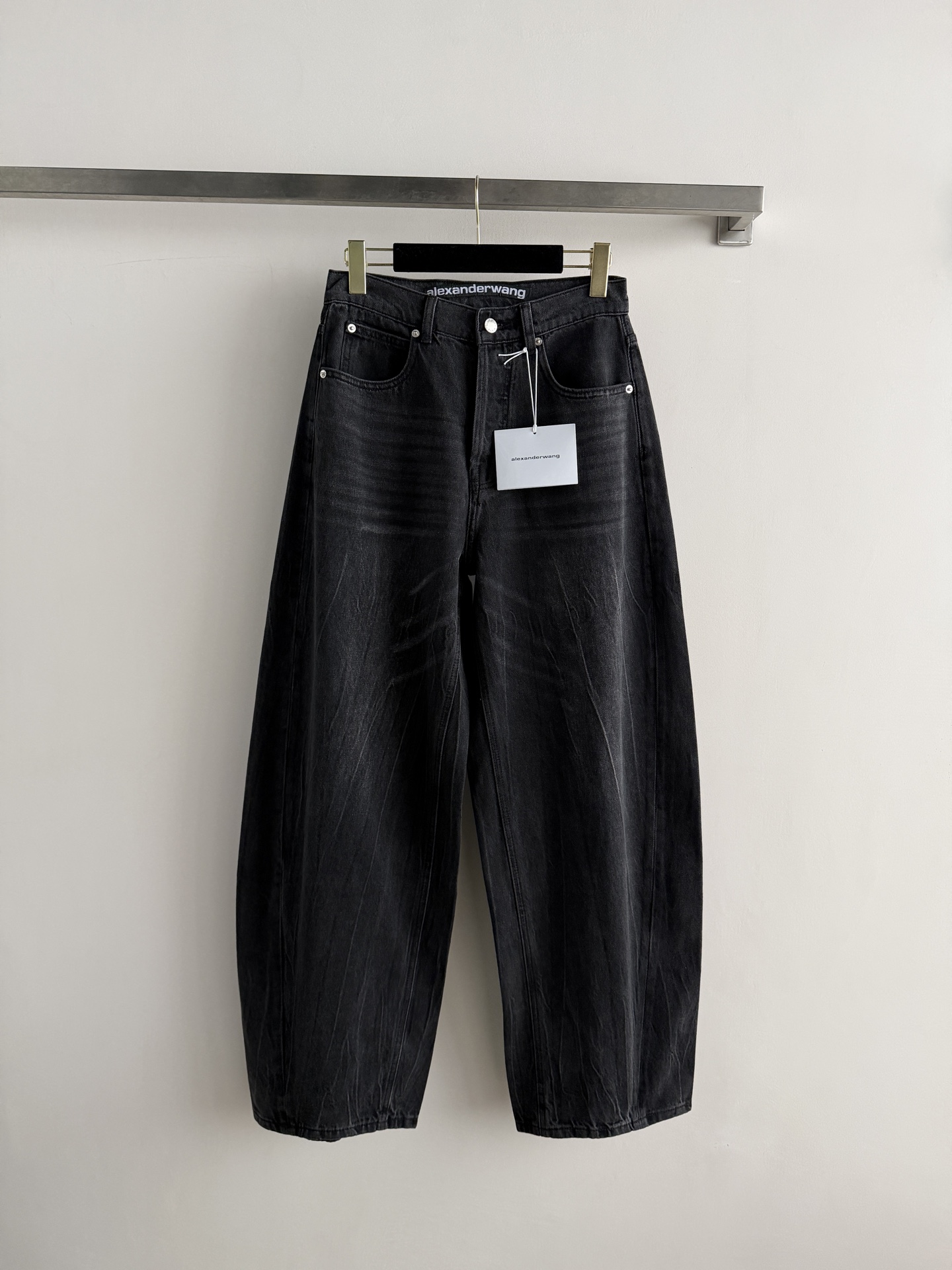 NO:853564,Alexderwan* King's new scimitar trousers with back letters and rhinestones, classic washed black and gray denim fabric, the old faded texture is very natural, it has a retro street atmosphere and is not easy to look dirty, high waist design, back pocket rhinestone design, blingbling  It is particularly eye-catching on the black denim, which is the finishing touch of the whole pair of pants. It has a sweet and cool feeling, and the details are in place. The loose wide-legged scimitar pants have neat lines. The upper body can modify the leg shape very well. It is friendly to all kinds of leg types. S-XL, Alexander Wang-clothing, loro piana, alexander wang,19860909Alexderwan*大王新款后字母烫钻弯刀长裤,经典的水洗黑灰牛仔面料,做旧的褪色纹理很自然,自带复古街头氛围也不容易显脏,高腰设计,后袋烫钻设计,blingbling 的在黑色牛仔上特别亮眼,是整条裤子的点睛之笔,甜酷感拉满,细节很到位,宽松的阔腿弯刀裤型,裤管线条利落,上身能很好地修饰腿型,对各种腿型都很友好S-XL,亚历山大王-服装,loro piana,alexander wang,,Women's clothing