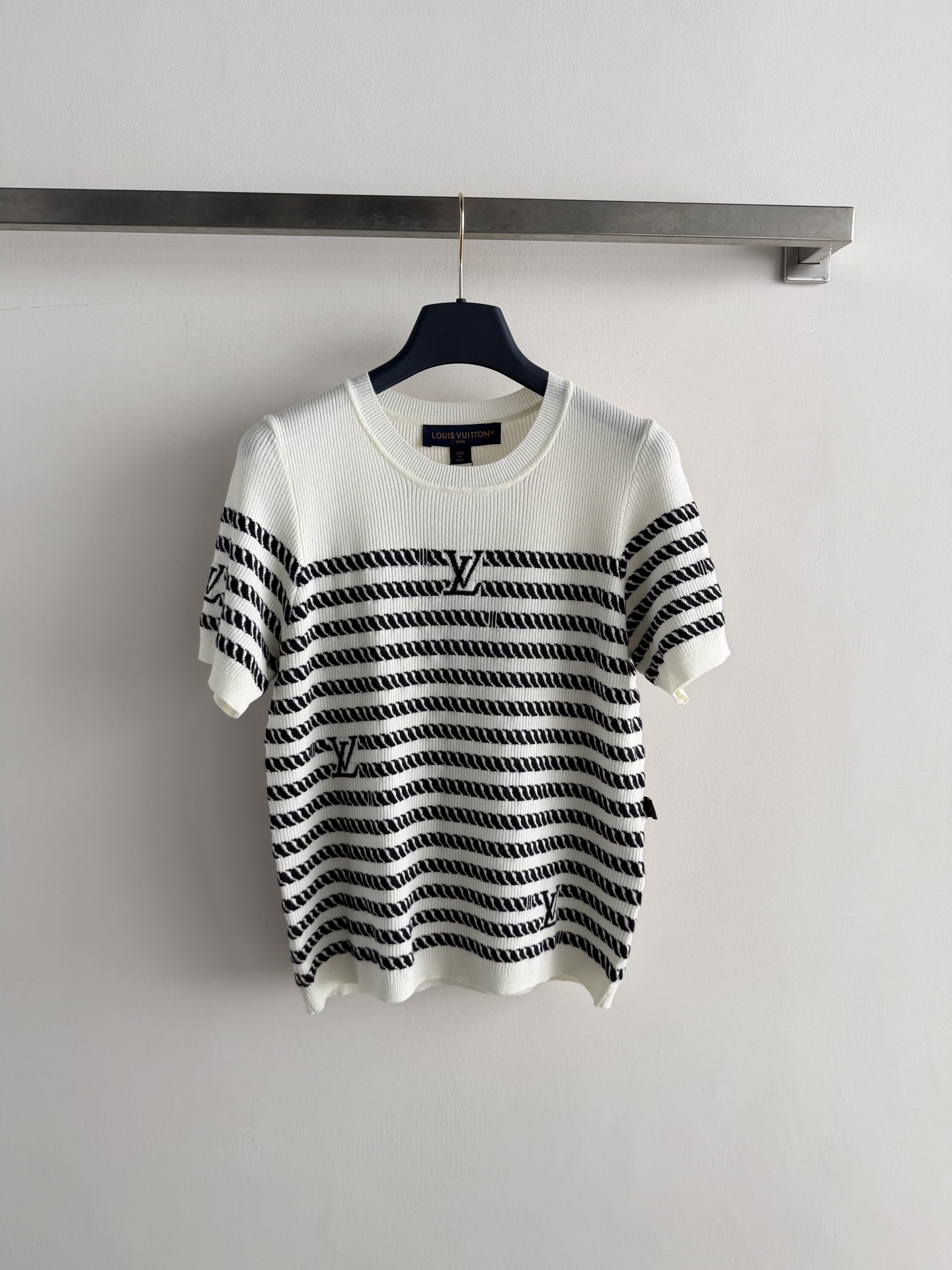 NO:855562,LV spring and summer nautical series knitted striped top, soft and skin-friendly, round neck and short-sleeved design, black and white stripes with LV letter logo, retro and fashionable, regular version to modify the figure, easy to control for commuting and leisure, elegant and casual get it!  SML,Louis Vuitton-clothing,louis vuitton,louis vuitton,T-shirt,19860909LV春夏航海系列针织条纹上衣,柔软亲肤,圆领短袖设计,黑白条纹搭配LV字母徽标,复古又时髦,常规版型修饰身材,通勤休闲都能轻松驾驭,优雅随性get！SML,路易威登-服装,louis vuitton,louis vuitton,T-shirt,,Women's clothing