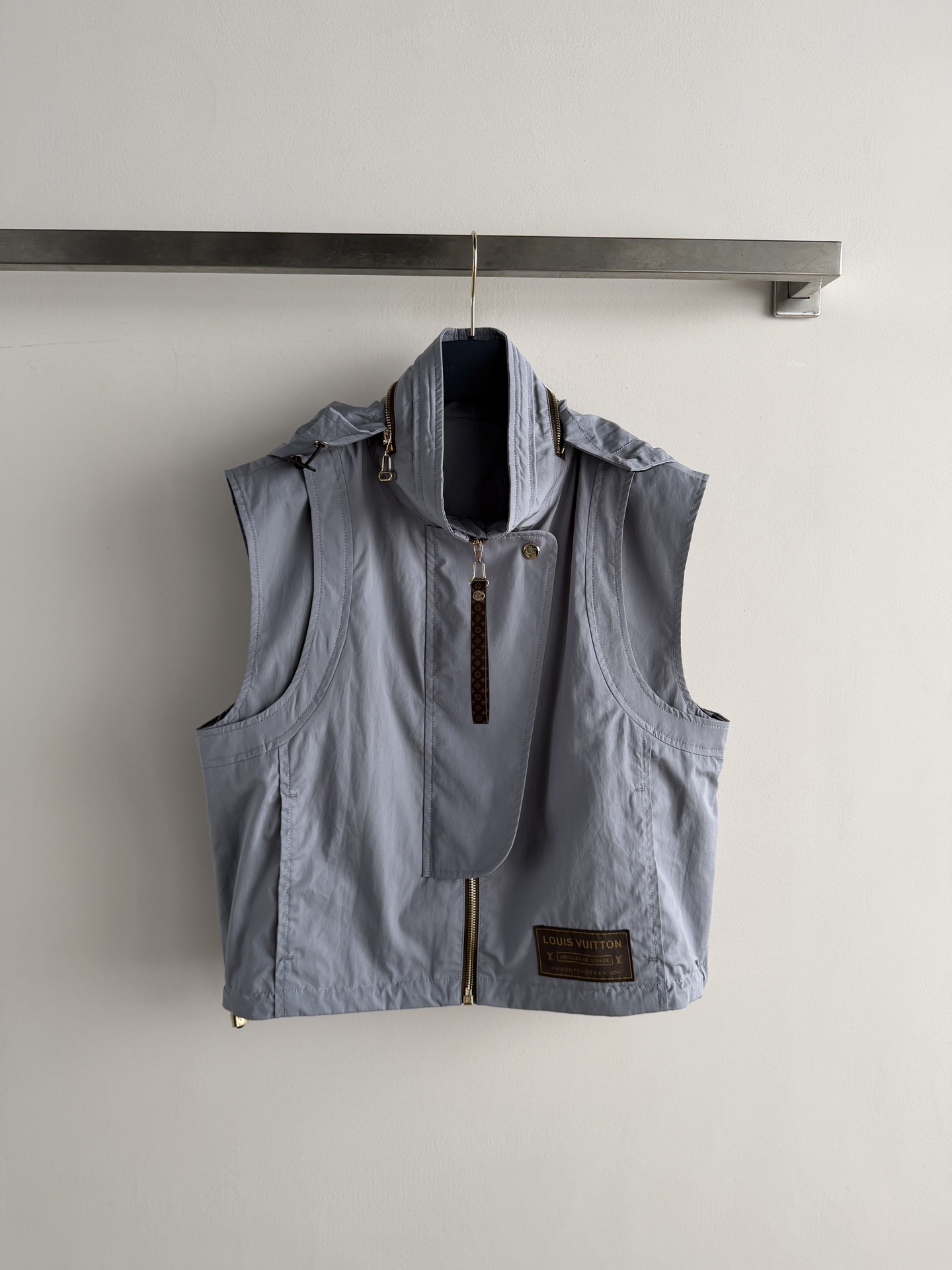 NO:855570,LouisVuitto*2026 Flight Mode series flight jacket, light blue light fabric, zipper + stand-up collar design, brand logo in the lower left corner, simple and recognizable. Inspired by travel and flying, light and comfortable, perfect for spring and summer!  It can be easily worn whether commuting or vacationing. It looks great with T-shirts or skirts. It is one of the highlights of the LV women's clothing series. SML, Louis Vuitton-clothing, louis vuitton, louis vuitton, louis vuitton, skirts, jackets & coats, tees, t-shirt,19860909LouisVuitto*2026Flight Mode系列飞行夹克,浅蓝色轻薄面料,拉链+立领设计,左下角有品牌标识,简约又有辨识度.灵感源自旅行与飞行,轻便舒适,春夏穿超合适！无论通勤还是度假都能轻松驾驭,搭配T恤或裙装都很出彩,是LV女装系列的亮点单品之一ＳＭＬ,路易威登-服装,louis vuitton,louis vuitton,louis vuitton,skirts,jackets & coats,tees，t-shirt,,Women's clothing