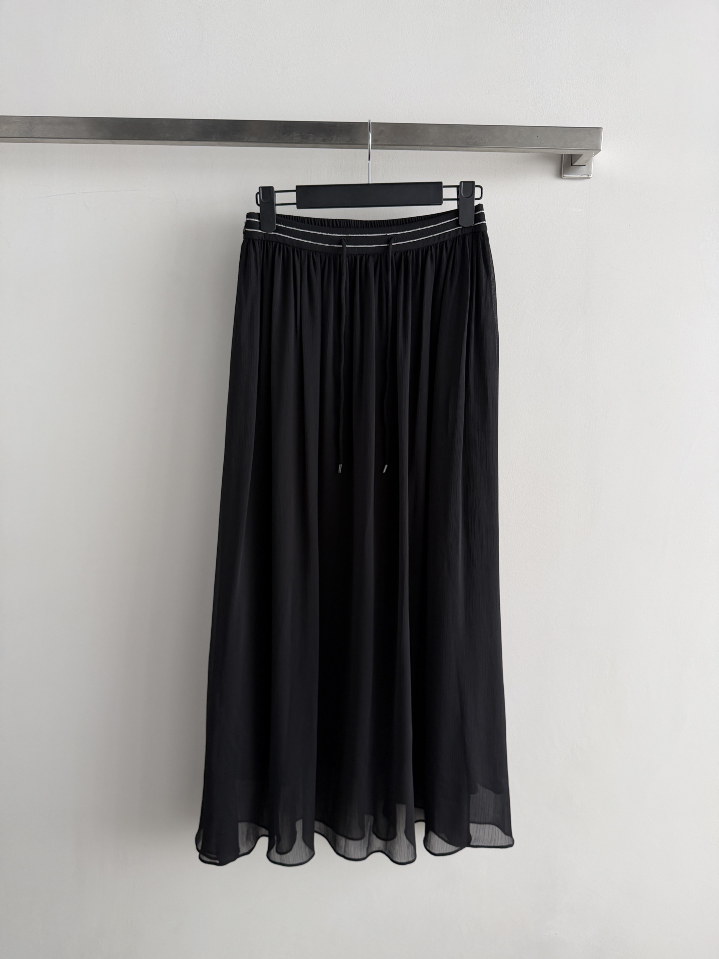 NO:855579,BC's new skirt is light and breathable, has a great drape, and has an elegant and flexible skirt. The high-waisted elastic design is comfortable and flattering, and the drawstring details add a sense of layering. It is versatile for daily use, and can be easily worn for commuting, dating, and vacations ~ Pair it with a short top or sweater, and you can switch between elegant or lazy styles at will!  Modifies the shape of the legs and brings a sense of fairy-likeness when walking. It is a must-have item in the summer wardrobe SML, women's clothing, skirts,19860909BC新款半身裙,轻盈透气,垂感超赞,裙摆飘逸灵动.高腰松紧设计,舒适又显身材,抽绳细节增添层次感.日常百搭,通勤、约会、度假都能轻松驾驭～搭配短上衣或针织衫,优雅or慵懒风随心切换！修饰腿型,走路自带仙气,是夏季衣橱必备单品SML,女装,skirts,,Women's clothing