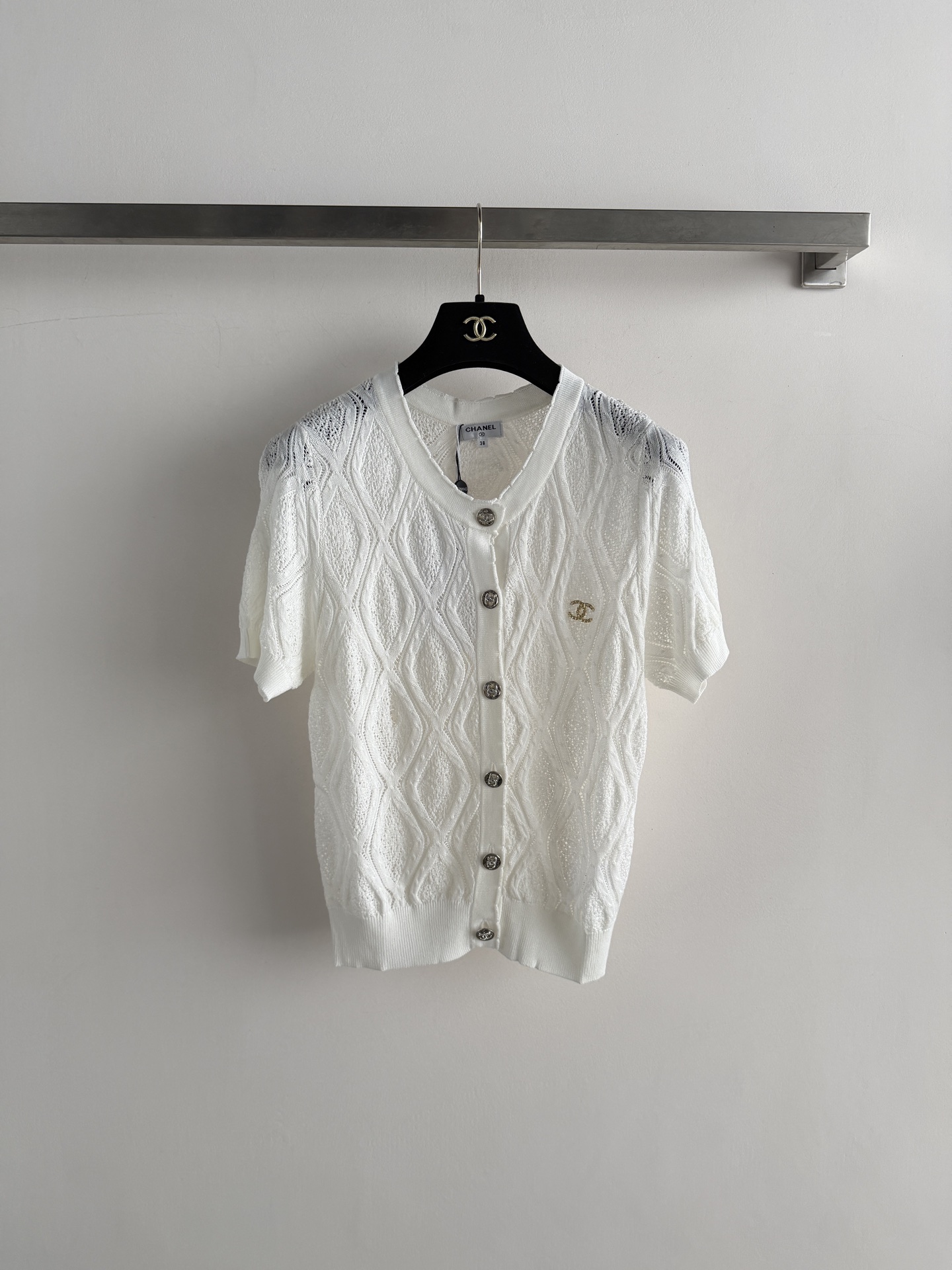 NO:855804,CHANE's latest knitted short-sleeved cardigan is made of soft knitted material, with diamond-shaped hollow texture + metal buttons, and exquisite details. The double C Logo on the chest is embellished with a brand sense. The V-neck design modifies the neck line, and the short sleeves are refreshing, perfect for spring and summer!  The upper body is gentle, suitable for commuting, dating, and daily life. It can be easily controlled when paired with skirts or high-waisted pants. SML, Chanel-clothing, chanel, chanel, skirts, T-shirt,19860909CHANE*新款针织短袖开衫,采用柔软针织材质,菱形镂空纹理+金属纽扣,细节精致.胸前双C Logo点缀品牌感满满.V领设计修饰颈部线条,短袖清爽,春夏穿超合适！上身温柔,适合通勤、约会、日常都能轻松驾驭,搭配裙装或高腰裤都很优雅甜美SML,香奈儿-服装,chanel,chanel,skirts,T-shirt,,Women's clothing