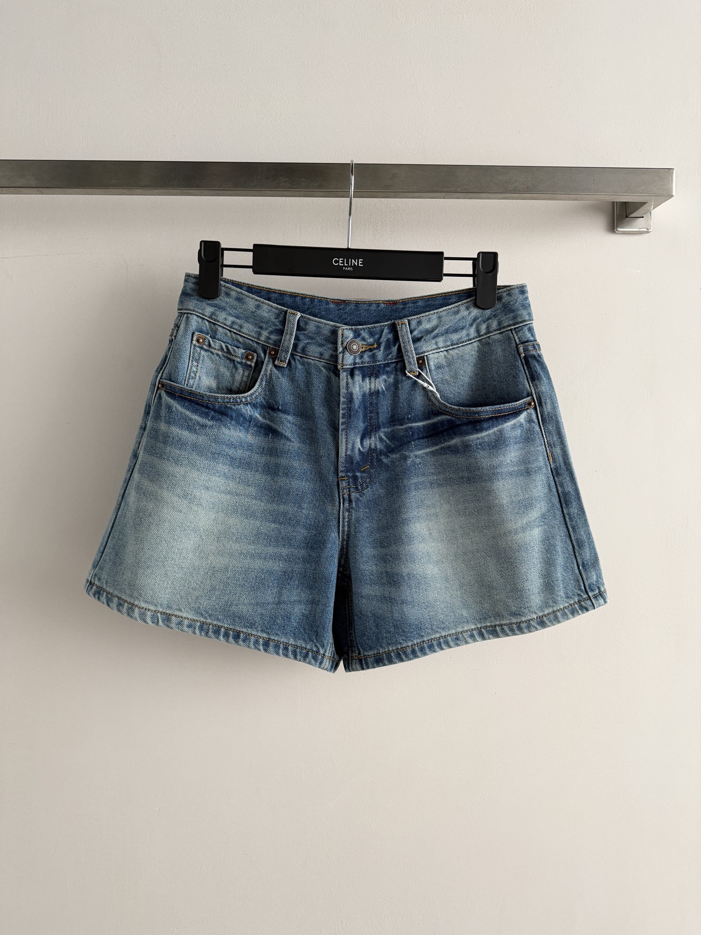 NO:855796,CELIN*26SS new series of denim shorts are made of heavy denim washing process to present a natural texture. The A-line wide-leg version is soft to the touch and shows leg length. The pear-shaped figure is friendly and the high-waist design modifies the waistline. The back waistband has an iconic leather brand decoration design.  Simple and high-end, it looks great with T-shirts, suspenders or shirts. It can be easily used for commuting, shopping and vacation. It is a must-have universal item for the wardrobe. SML-, Celine-clothing, celine, celine, shorts, shirts, tees, t-shirt,19860909CELIN*26SS新款系列牛仔短裤采用牛仔布重工水洗工艺 呈现自然的纹理 触感柔软A字阔腿版型超显腿长,梨形身材友好高腰设计修饰腰线,后腰带有标志性皮牌装饰设计 简约高级随便搭T恤、吊带或衬衫都很出彩,通勤、逛街、度假都能轻松驾驭,是衣橱必备的万能单品SML-,赛琳-服装,celine,celine,shorts,shirts,tees，t-shirt,,Women's clothing
