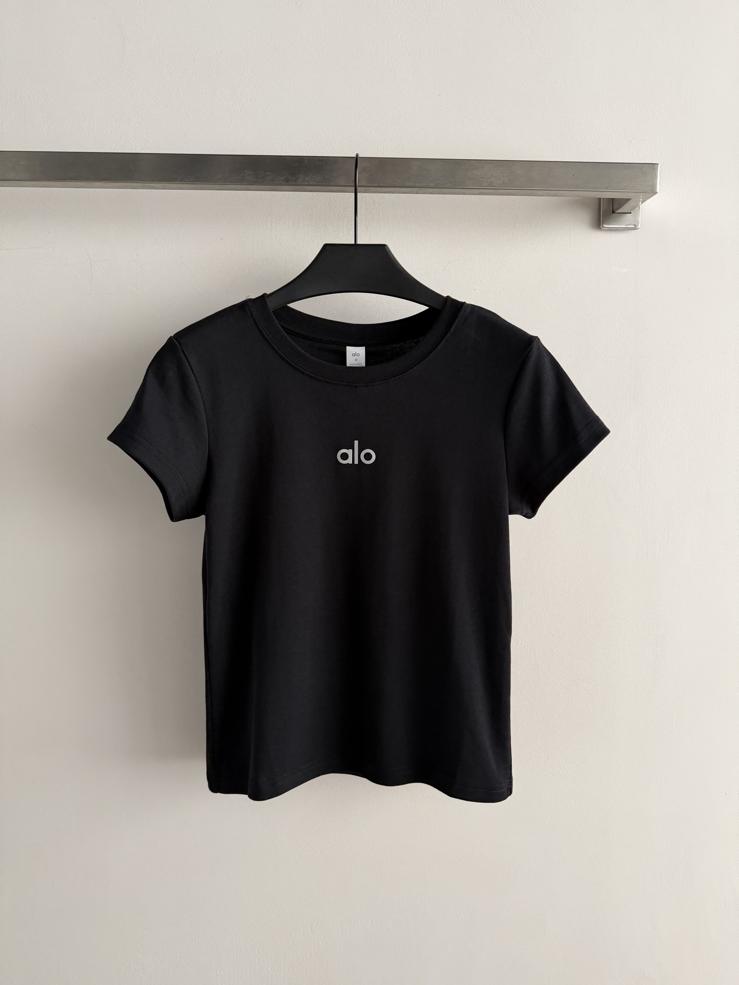 NO:856982,alo26's new short-sleeved T-shirt, the fabric is soft and skin-friendly, super comfortable to wear in summer!  The brand on the chest is very recognizable, simple and high-end. The straight shoulder cut + round neck design modifies the shoulder line, and is versatile and not picky. It is OK whether worn alone or as an inner layer~ It can be easily controlled for daily commuting and leisure. It is comfortable and textured. It is a basic wardrobe essential. SML, women's clothing, T-shirts, tees, t-shirts,19860909alo26新款短袖T恤,面料柔软亲肤,夏天穿超舒服！胸前品牌超有辨识度,简约又高级.正肩剪裁+圆领设计,修饰肩部线条,百搭不挑人,无论单穿还是内搭都很OK～日常通勤、休闲都能轻松驾驭,舒适又有质感,是衣橱必备基础款SML,女装,T-shirt,tees，t-shirt,,Women's clothing