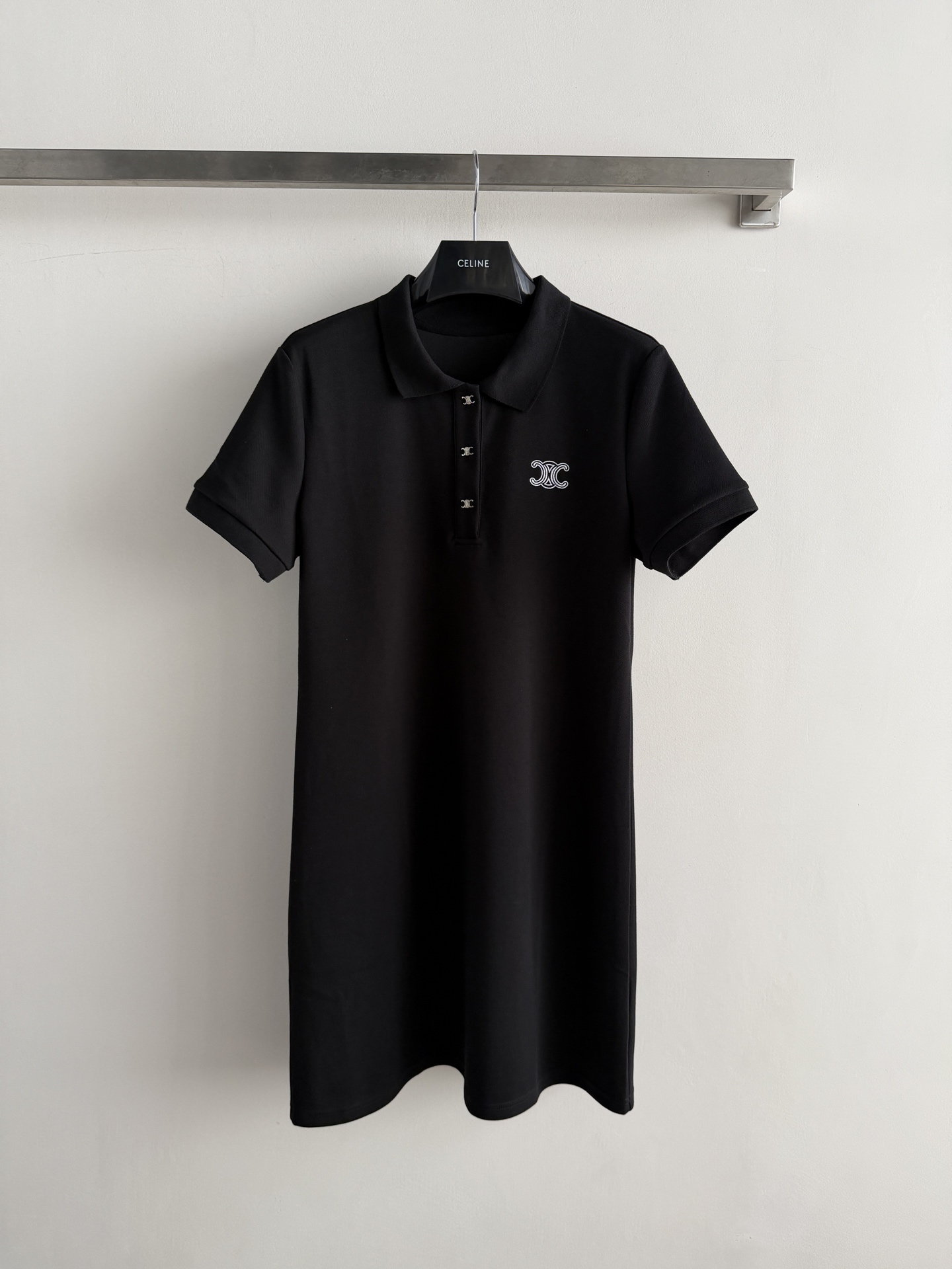 NO:856244,Celin*'s new Polo dress, classic lapel + short sleeve design, simple and elegant, the embroidered logo on the chest is very recognizable. It is made of cotton blend. It is skin-friendly and smooth, durable and not easy to deform. It is super comfortable to wear in summer!  The skirt is of moderate length, elegant and convenient for movement, and can be easily used in commuting, casual and formal occasions. It is easy to get lazy or sporty style, fashionable and practical!  SML, Celine-clothing,celine,celine,skirts,T-shirt,19860909Celin*新款Polo连衣裙,经典翻领+短袖设计,简约大气,胸前刺绣Logo超有辨识度采用棉混纺 亲肤顺滑,耐穿不易变形,夏天穿超舒服！裙长适中,优雅又方便活动,通勤、休闲、正式场合都能轻松驾驭.轻松get慵懒风or运动风,时髦又实用！SML,赛琳-服装,celine,celine,skirts,T-shirt,,Women's clothing