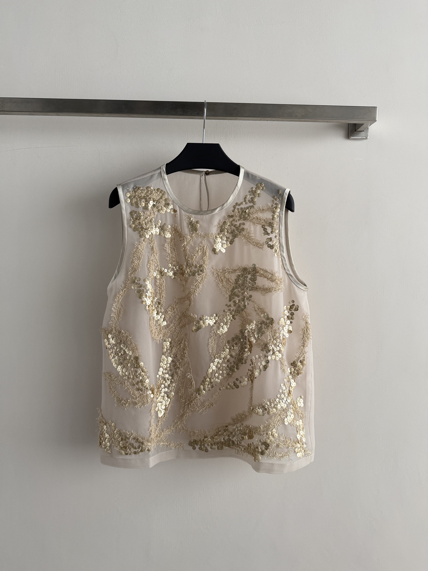 NO:856963,Brunello Cucinell*26SS new heavy-duty sleeveless top, custom-made imported Georgette silk fabric, exquisite and high-end, using exquisite hand-embroidery and sequin inlay technology, sequins and silk threads are superimposed layer by layer, and will sparkle with tiny stars in the sun.  It has a strong three-dimensional sense and comes with a high-gloss filter when walking. The sleeveless round-neck design is great when worn alone or layered. It can be easily used for commuting, the workplace, and daily life. It has an intellectual and gentle atmosphere. It has both quality and design. SML-, women's clothing, brunello cucinelli, real silk,19860909Brunello Cucinell*26SS新款重工无袖上衣定制进口乔其真丝面料 精致高级 采用精湛的手工刺绣与亮片镶嵌工艺 亮片与丝线层层叠加 在阳光下会闪出细碎星河光 立体感超强走路都自带高光滤镜无袖圆领设计,单穿叠穿都很出彩通勤、职场、日常都能轻松驾驭,知性温柔氛围感拉满～品质与设计感兼具SML-,女装,brunello cucinelli,real silk,,Women's clothing