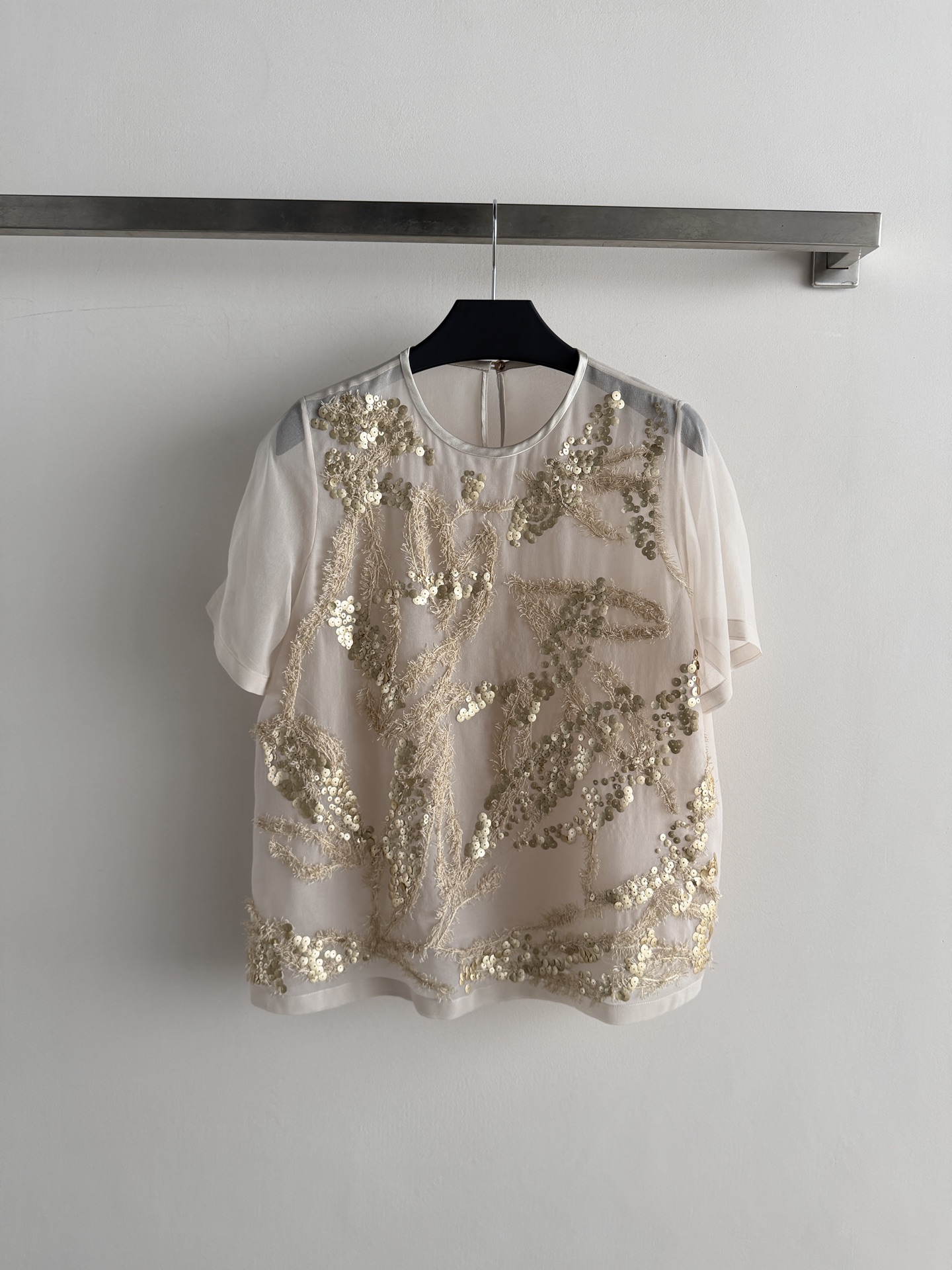NO:856973,Brunello Cucinell*26SS new heavy-duty short-sleeved top, custom-made imported Georgette silk fabric, exquisite and advanced, using exquisite hand-embroidery and sequin inlay technology, sequins and silk threads are superimposed layer by layer, and will sparkle with tiny stars in the sun.  It has a strong three-dimensional sense and comes with a high-gloss filter when walking. The sleeveless round-neck design is great when worn alone or layered. It can be easily used for commuting, the workplace, and daily life. It has an intellectual and gentle atmosphere. It has both quality and design. SML-, women's clothing, brunello cucinelli, T-shirt, real silk,19860909Brunello Cucinell*26SS新款重工短袖上衣定制进口乔其真丝面料 精致高级 采用精湛的手工刺绣与亮片镶嵌工艺 亮片与丝线层层叠加 在阳光下会闪出细碎星河光 立体感超强走路都自带高光滤镜无袖圆领设计,单穿叠穿都很出彩通勤、职场、日常都能轻松驾驭,知性温柔氛围感拉满～品质与设计感兼具SML-,女装,brunello cucinelli,T-shirt,real silk,,Women's clothing