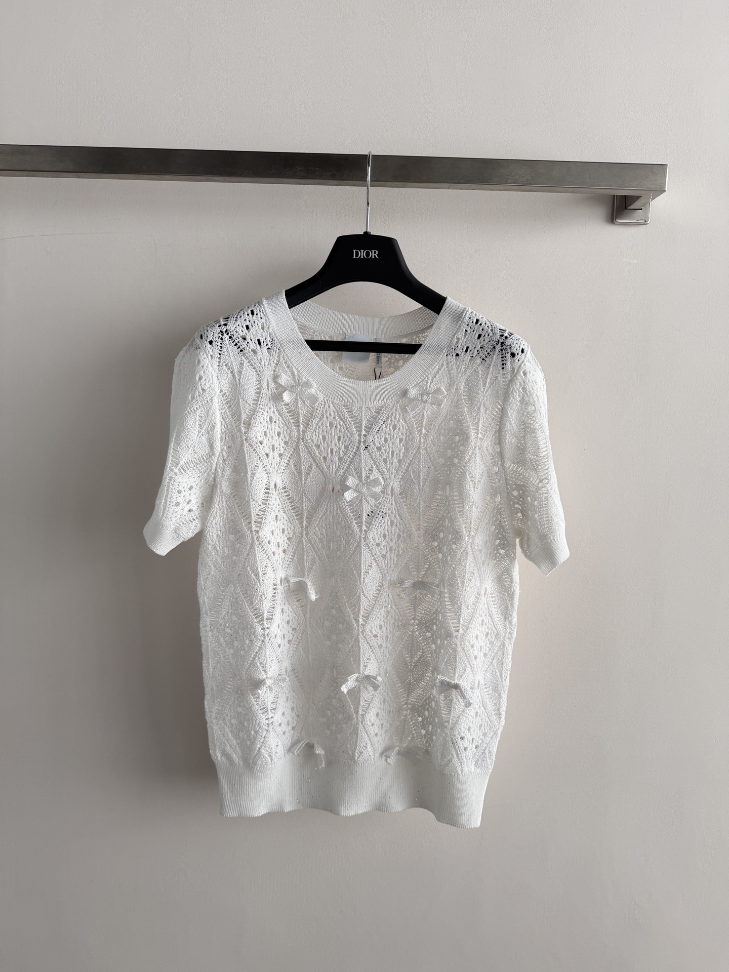 NO:856856,DIO*'s new hollow knitted short-sleeves are embellished with bows and have a sweet French atmosphere. Tencel cotton blend, soft and breathable, super comfortable to wear in summer!  The round neck is slightly loose, and the shoulder line is modified, making it slim and versatile. The hollow crochet craftsmanship and exquisite details can be easily used for commuting, dating, and vacation ~ Pair it with a skirt or jeans, it is fresh, elegant and easy to get!  SML,Dior-clothing,dior,dior,skirts,jeans,T-shirt,19860909DIO*新款镂空针织短袖,蝴蝶结点缀,法式甜美氛围感满分.天丝棉混纺,柔软透气,夏天穿超舒服！圆领微宽松版型,修饰肩线,显瘦又百搭.镂空钩花工艺,细节精致,通勤、约会、度假都能轻松驾驭～搭配半裙或牛仔裤,清新优雅轻松get！SML,迪奥-服装,dior,dior,skirts,jeans,T-shirt,,Women's clothing