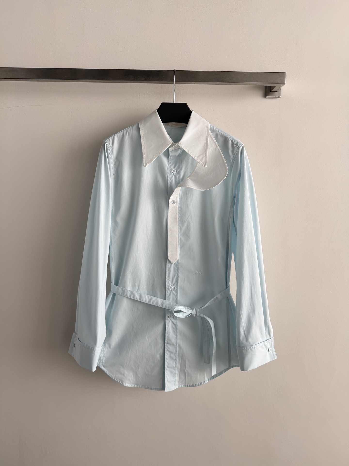 NO:910139,BOTTEGA VENET*26 new long-sleeved shirt, unique design, full of modernity and artistic flavor, neat tailoring, crisp material, suitable for formal occasions or fashionable events. Decorative flap details on the chest, full of layering, look great with simple trousers or skirts, easily create a modern and elegant style. Very suitable for sisters who like individuality and high-end sense!  S M L,,bottega veneta,skirts,shirts,19860909BOTTEGA VENET*26新款长袖衬衫,个性独特设计,融入现代感与艺术气息满满,剪裁利落,材质挺括,适合正式场合或时尚活动穿搭.胸前装饰性翻片细节,层次感十足,搭配简约裤装或裙装都很出彩,轻松打造摩登优雅风格.很适合喜欢个性和高级感的姐妹们！S M L,,bottega veneta,skirts,shirts,,Women's clothing