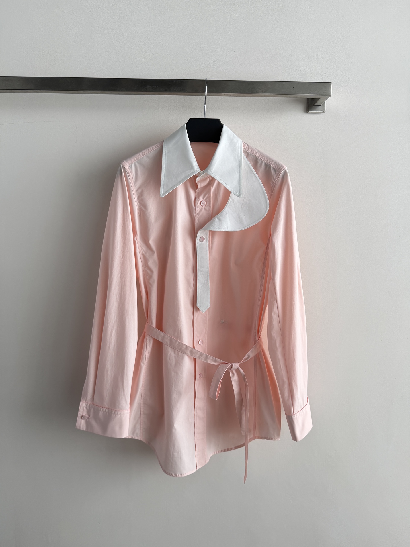 NO:856843,BOTTEGA VENET*26 new long-sleeved shirt, unique design, full of modernity and artistic flavor, neat tailoring, crisp material, suitable for formal occasions or fashionable events. Decorative flap details on the chest, full of layering, look great with simple trousers or skirts, easily create a modern and elegant style. Very suitable for sisters who like individuality and high-end sense!  S M L, Bottega Veneta-clothing,bottega veneta,bottega veneta,skirts,shirts,19860909BOTTEGA VENET*26新款长袖衬衫,个性独特设计,融入现代感与艺术气息满满,剪裁利落,材质挺括,适合正式场合或时尚活动穿搭.胸前装饰性翻片细节,层次感十足,搭配简约裤装或裙装都很出彩,轻松打造摩登优雅风格.很适合喜欢个性和高级感的姐妹们！S M L,葆蝶家-服装,bottega veneta,bottega veneta,skirts,shirts,,Women's clothing