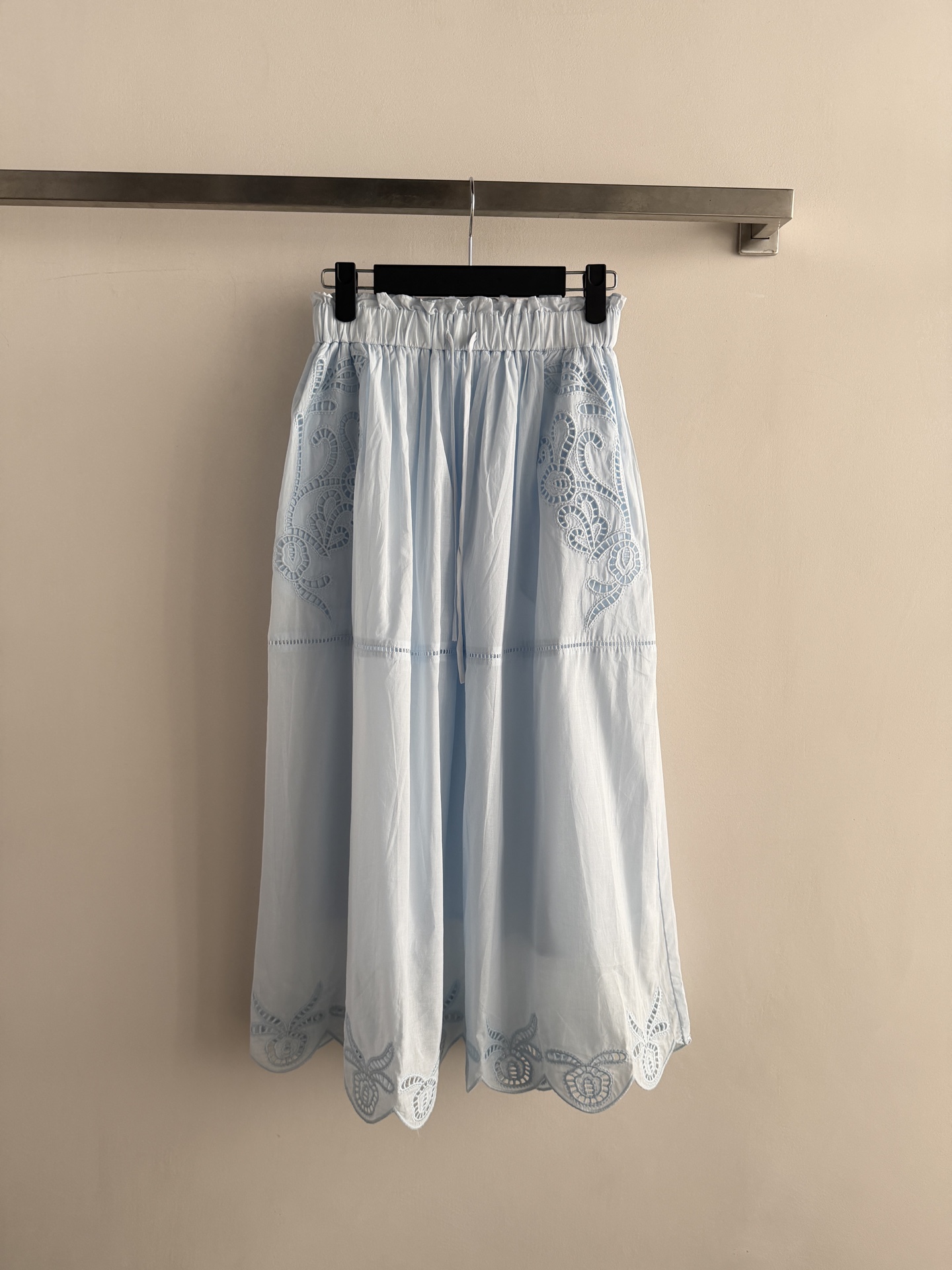 NO:856878,The new 26SS hollow embroidered skirt is made of light and thin cotton. It is comfortable and breathable in summer. It has an A-line shape and an elastic waist. It is suitable for a variety of body shapes. It is easy to put on and take off. The hollow embroidery design is full of bohemian style. The double-layer design is opaque, comfortable and textured!  It is easy to create a summer atmosphere when taking pictures on vacation, at the beach or in daily wear ~ It is a must-have item in the summer wardrobe SML-, women's clothing, skirts,19860909新款26SS镂空刺绣半裙采用轻薄棉质 夏天穿舒适透气 A字版型+松紧腰,适合多种身材,穿脱方便镂空刺绣设计,波西米亚风满满 双层设计不透光,舒适又有质感！度假、海边拍照或日常穿搭都很出片轻松打造夏日氛围感～是夏季衣橱必备单品SML-,女装,skirts,,Women's clothing