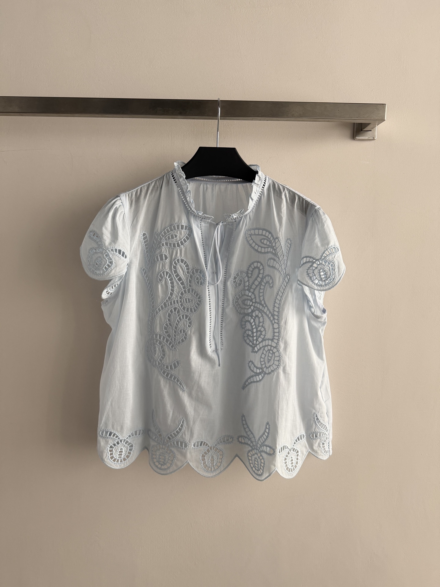 NO:856852,The new 26SS hollow embroidered top is made of light cotton, comfortable and breathable in summer!  Exquisite hollow embroidery lace design, French resort atmosphere full of loose tailoring to cover the flesh and make the body look slimmer. It is easy to put on and take off for daily life or vacation. The hollow craft makes the layering and breathability online. Pair it with a series of skirts. It is perfect for taking photos on the beach or for daily wear. It can easily create a summer atmosphere ~ It is a must-have item for summer wardrobe SML-, women's clothing, skirts,19860909新款26SS镂空刺绣上衣采用轻薄棉质 夏天穿舒适透气！精致镂空刺绣系带设计,法式度假氛围感拉满宽松剪裁遮肉显瘦 穿脱方便日常或度假都很适合,镂空工艺让层次感和透气性都在线,搭配系列半裙 度假海边拍照或日常穿搭都很出片轻松打造夏日氛围感～是夏季衣橱必备单品SML-,女装,skirts,,Women's clothing