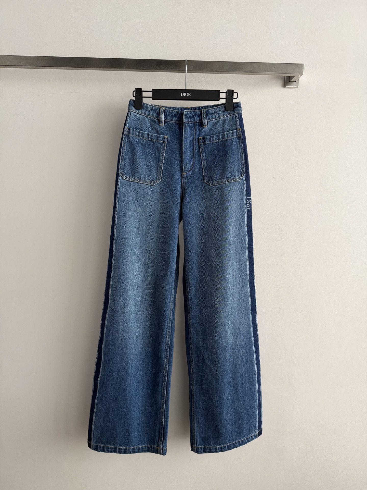 NO:856889,Dio* new retro straight-leg jeans, classic denim blue, high-waist + straight-leg design, slimming and flattering leg shape, pear-shaped body friendly!  The dark stripes on the side are very recognizable, and the details are perfect. High-quality denim, soft and breathable, can be easily used for daily commuting and leisure. Pair it with a T-shirt or shirt, and you can switch between retro or simple style at will. It is a must-have and versatile item in the wardrobe!  SML, Dior-clothing, dior, dior, jeans, shirts, tees, t-shirt,19860909Dio*新款复古直筒牛仔裤,经典丹宁蓝色,高腰+直筒设计,显瘦又修饰腿型,梨形身材友好！侧边深色条纹超有辨识度,细节满分.高品质牛仔布,柔软透气,日常通勤、休闲都能轻松驾驭.搭配T恤或衬衫,复古or简约风随心切换,是衣橱必备百搭单品！ＳＭＬ,迪奥-服装,dior,dior,jeans,shirts,tees，t-shirt,,Women's clothing