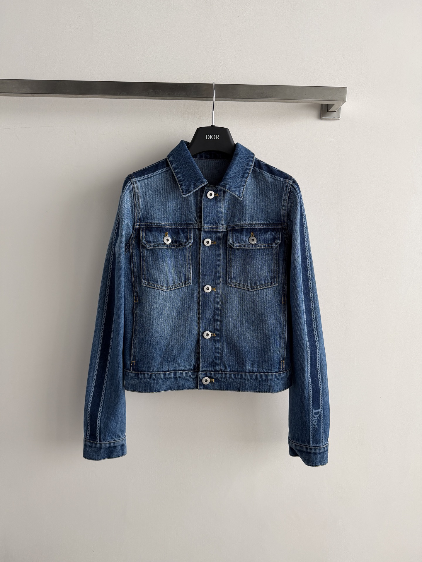 NO:856902,Dio*'s new denim jacket is made of high-grade washed cotton denim fabric, with a stiff texture and a retro blue tone that is super atmospheric. Classic lapel + single-breasted design, double flap pockets on the chest are practical and fashionable, the cuffs and hem have exquisite details, and there is an embroidered Dio* logo on the left sleeve, giving it a full sense of brand!  The silhouette is super tall and friendly to small people. It goes well with high-waisted pants or skirts. It can be easily worn for commuting and leisure. It is a must-have and versatile item in the wardrobe!  SML, Dior-clothing, dior, dior, skirts, jackets & coats,19860909Dio*新款牛仔外套,采用高级水洗棉牛仔面料,质感立挺,复古蓝色调超有氛围感.经典翻领+单排扣设计,胸前双翻盖口袋实用又时髦,袖口和下摆细节精致,左袖有Dio*刺绣标志,品牌感满满！版型超显高,小个子友好,搭配高腰裤或裙装都很出彩,通勤休闲都能轻松驾驭,是衣橱必备百搭单品！ＳＭＬ,迪奥-服装,dior,dior,skirts,jackets & coats,,Women's clothing