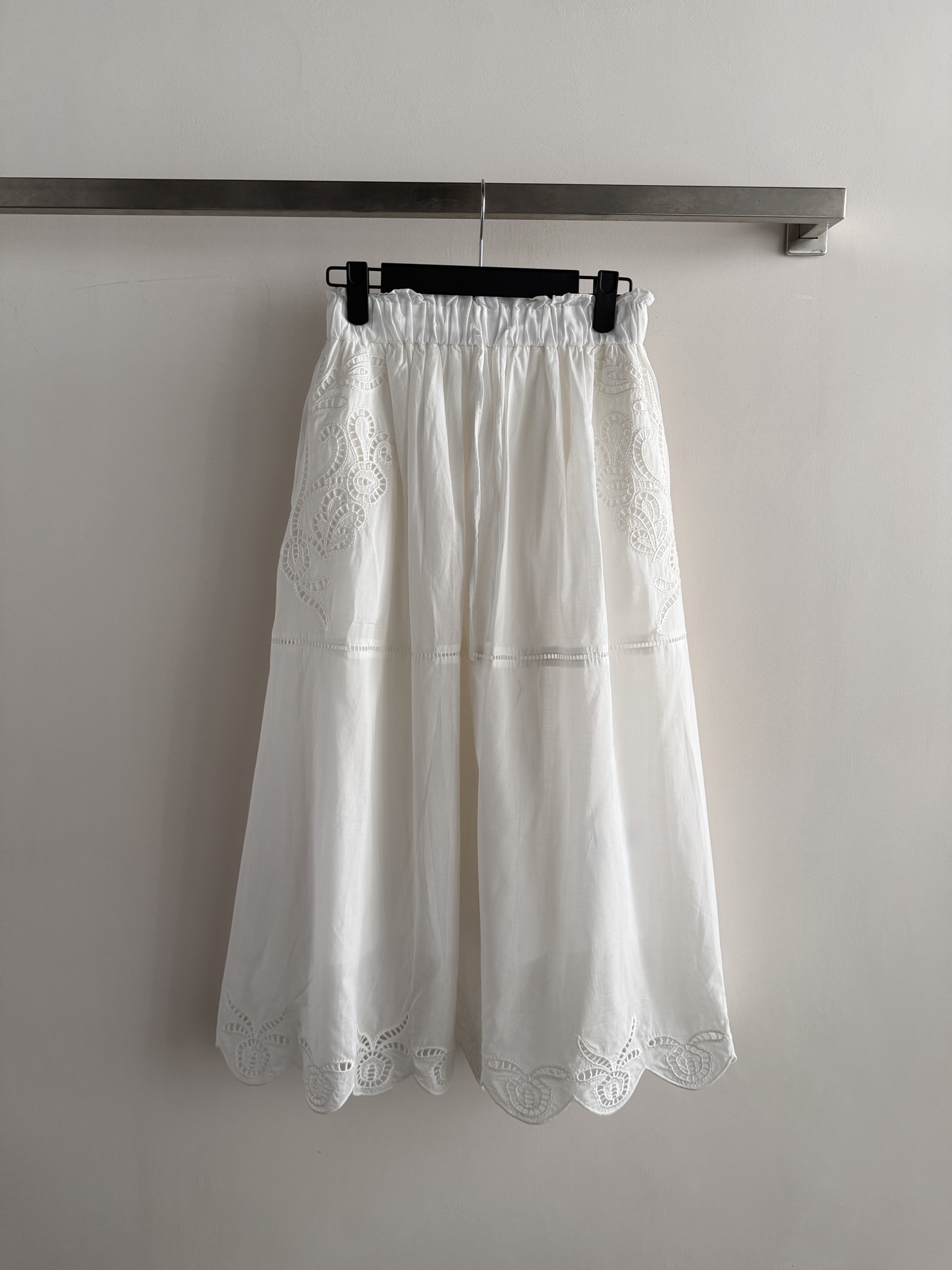 NO:856866,The new 26SS hollow embroidered skirt is made of light cotton and is super comfortable and breathable in summer!  A-line version + elastic waist, suitable for a variety of body shapes, easy to put on and take off, hollow embroidery design, full of bohemian style, double-layer design is opaque, comfortable and textured!  It is easy to create a summer atmosphere when taking pictures on vacation, at the beach or in daily wear ~ It is a must-have item in the summer wardrobe SML-, women's clothing, skirts,19860909新款26SS镂空刺绣半裙采用轻薄棉质 夏天穿超舒适透气！A字版型+松紧腰,适合多种身材,穿脱方便镂空刺绣设计,波西米亚风满满 双层设计不透光,舒适又有质感！度假、海边拍照或日常穿搭都很出片轻松打造夏日氛围感～是夏季衣橱必备单品SML-,女装,skirts,,Women's clothing