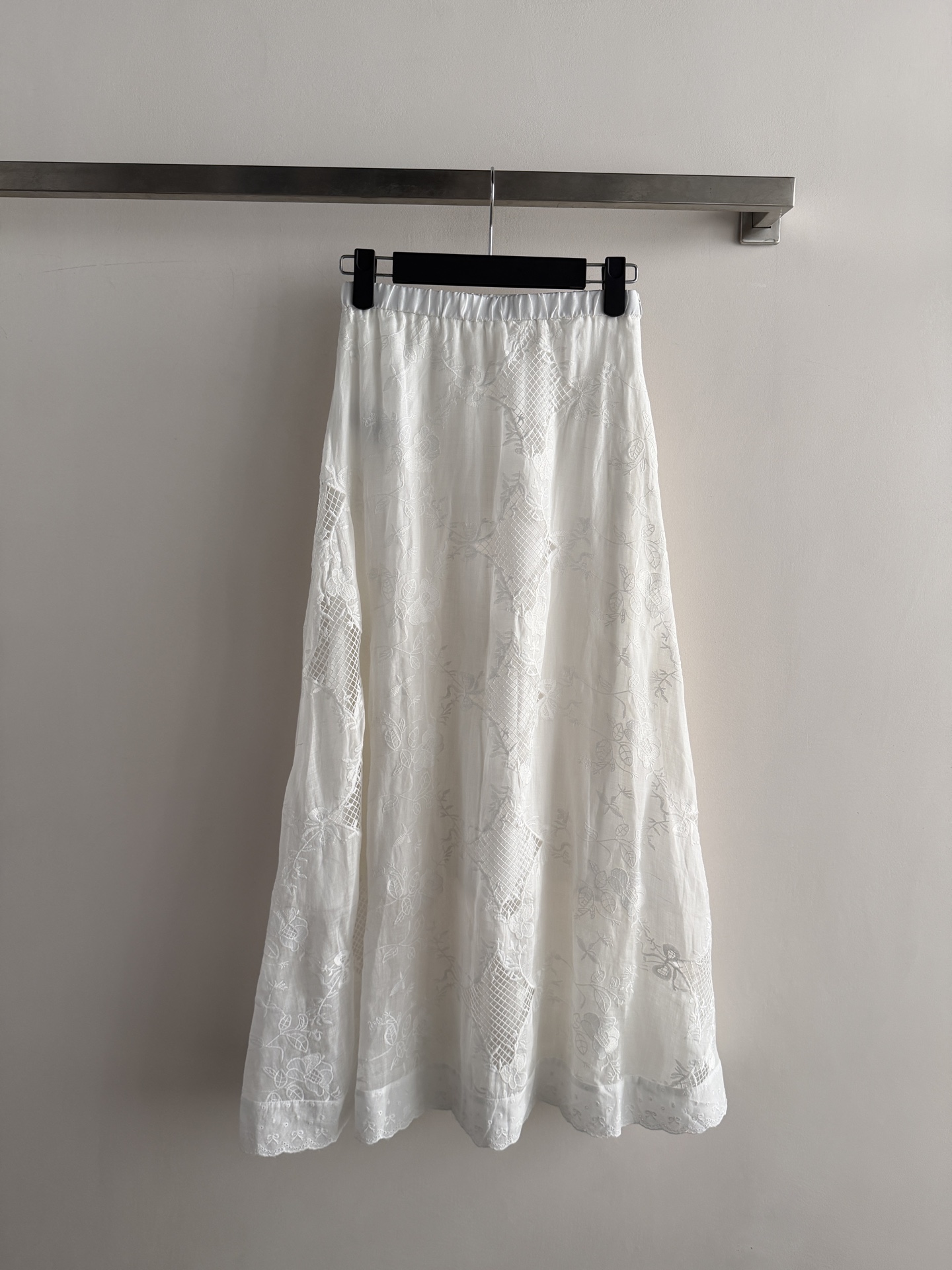 NO:856839,New hollow embroidered skirt, made of ramie, light and breathable, perfect for summer!  The high-waisted elastic design is comfortable and slimming. The hollow embroidery on the skirt has a super holiday feel. It is lined and has just the right length. It looks great with short-sleeves or cardigans. It can be easily worn for beach photos and daily wear ~ French resort style, practical and beautiful, a must-have for summer wardrobe!  SML,women's clothing,skirts,T-shirt,19860909新款镂空刺绣半裙,苎麻材质,轻薄透气超适合夏天！高腰松紧设计,舒适又显瘦,裙身镂空刺绣超有度假感.有内衬 长度刚好,搭配短袖或开衫都很出片,海边拍照、日常穿搭都能轻松驾驭～法式度假风,实用又美貌,夏季衣橱必备！SML,女装,skirts,T-shirt,,Women's clothing