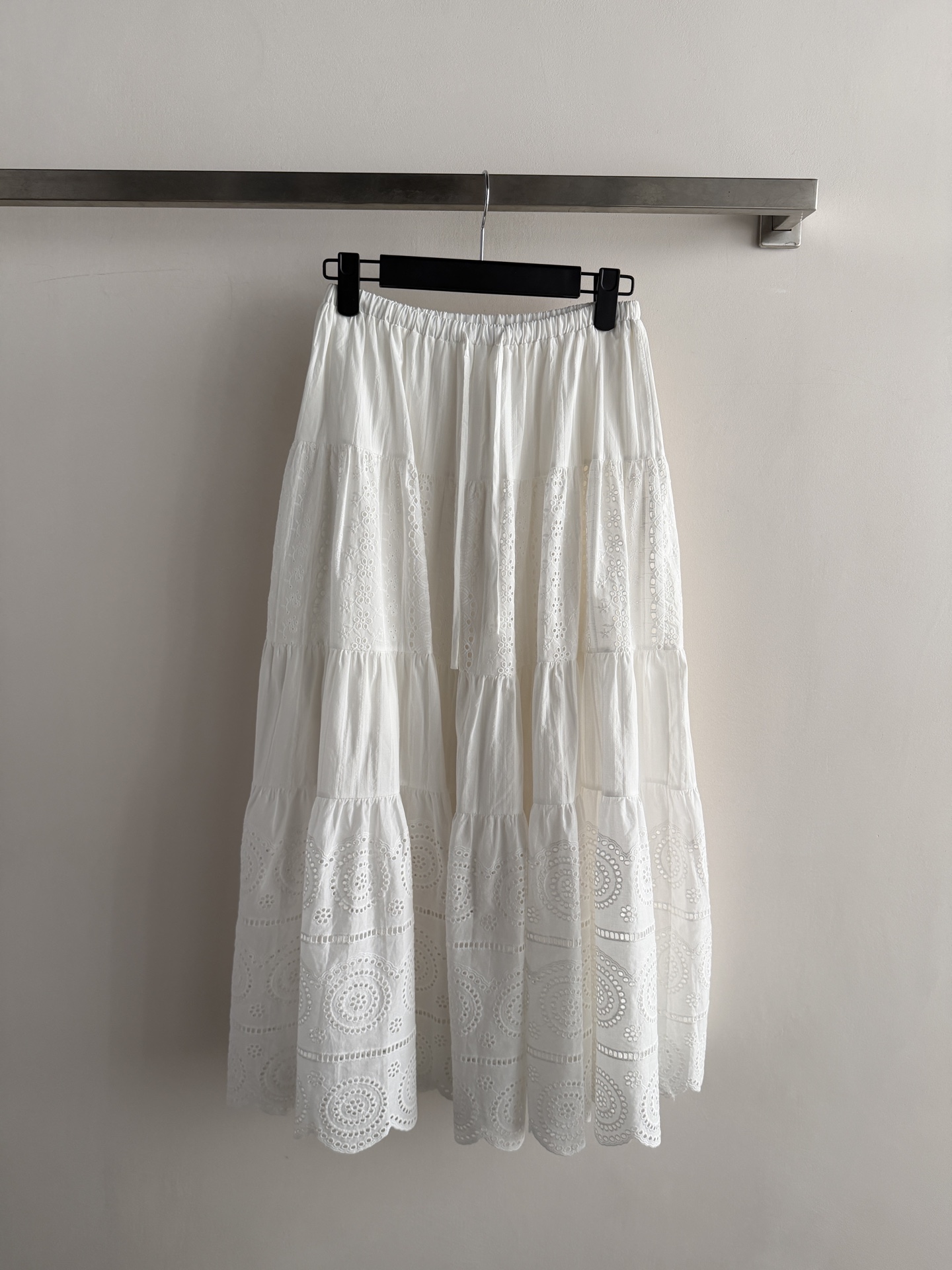 NO:856829,The new embroidered cake skirt is made of ramie French heavy-duty hollow embroidery, full of layers, and the skirt is spliced ​​with exquisite lace, which is elegant and romantic. The high-waisted elastic design is comfortable and slim, suitable for various body types. The mid-length skirt is easy to control for commuting, vacation, and daily life. It looks fresh and natural when paired with a T-shirt or shirt. The embroidery details enhance the texture, which is very suitable for spring and summer wear, versatile and practical, and is a must-have item in the wardrobe!  SML, women's clothing, skirts, shirts, tees, t-shirt,19860909新款刺绣蛋糕半身裙采用苎麻法式重工镂空刺绣,层次感满满,裙摆拼接精致蕾丝花边,优雅又浪漫.高腰松紧设计,舒适显瘦,适合多种身材.中长款裙长,通勤、度假、日常都能轻松驾驭,搭配T恤或衬衫就很清新自然.刺绣细节提升质感,春夏穿超适合,百搭又实用,是衣橱必备单品！SML,女装,skirts,shirts,tees，t-shirt,,Women's clothing
