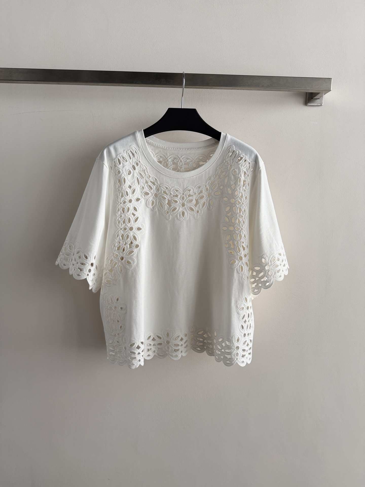 NO:856819,The new 26 spring and summer series hollow embroidered T-shirts, exquisite hollow lace design, full of French romance. The fabric is soft and breathable, super comfortable to wear in spring and summer, the loose version is super friendly to the figure, and can easily create a relaxed atmosphere. Whether worn with jeans or linen skirts, it can be easily controlled for daily commuting and vacation, SML, women's clothing, skirts, jeans, tees, t-shirt,19860909新款26春夏系列镂空刺绣T恤,精致镂空花边设计,法式浪漫感满满.面料柔软透气,春夏穿超舒服,宽松版型对身材超友好,轻松打造松弛氛围.无论搭牛仔裤还是亚麻裙,日常通勤、度假都能轻松驾驭,SML,女装,skirts,jeans,tees，t-shirt,,Women's clothing