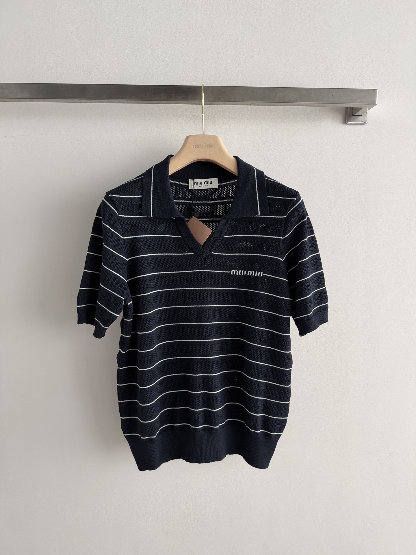 NO:857605,Miu Mi* new striped knitted Polo shirt, classic pinstripes, simple and elegant. High-quality knitted fabric, soft and breathable, super comfortable to wear in summer!  Polo lapel + V-neck design, brand embroidery on the chest, perfect details. Short shoulder sleeves, modified shoulder lines, can be easily used for commuting, vacation, and daily life. It goes well with jeans or skirts, fashionable and versatile!  SML,miumiu-clothing,miumiu,skirts,jeans,T-shirt,19860909Miu Mi*新款条纹针织Polo衫,经典细条纹,简约又大气.高品质针织面料,柔软透气,夏天穿超舒服！Polo翻领+V领设计,胸前品牌刺绣,细节满分.正肩短袖,修饰肩部线条,通勤、度假、日常都能轻松驾驭,搭配牛仔裤或半裙都很出彩,时髦又百搭！SML,缪缪-服装,miumiu,skirts,jeans,T-shirt,,Women's clothing