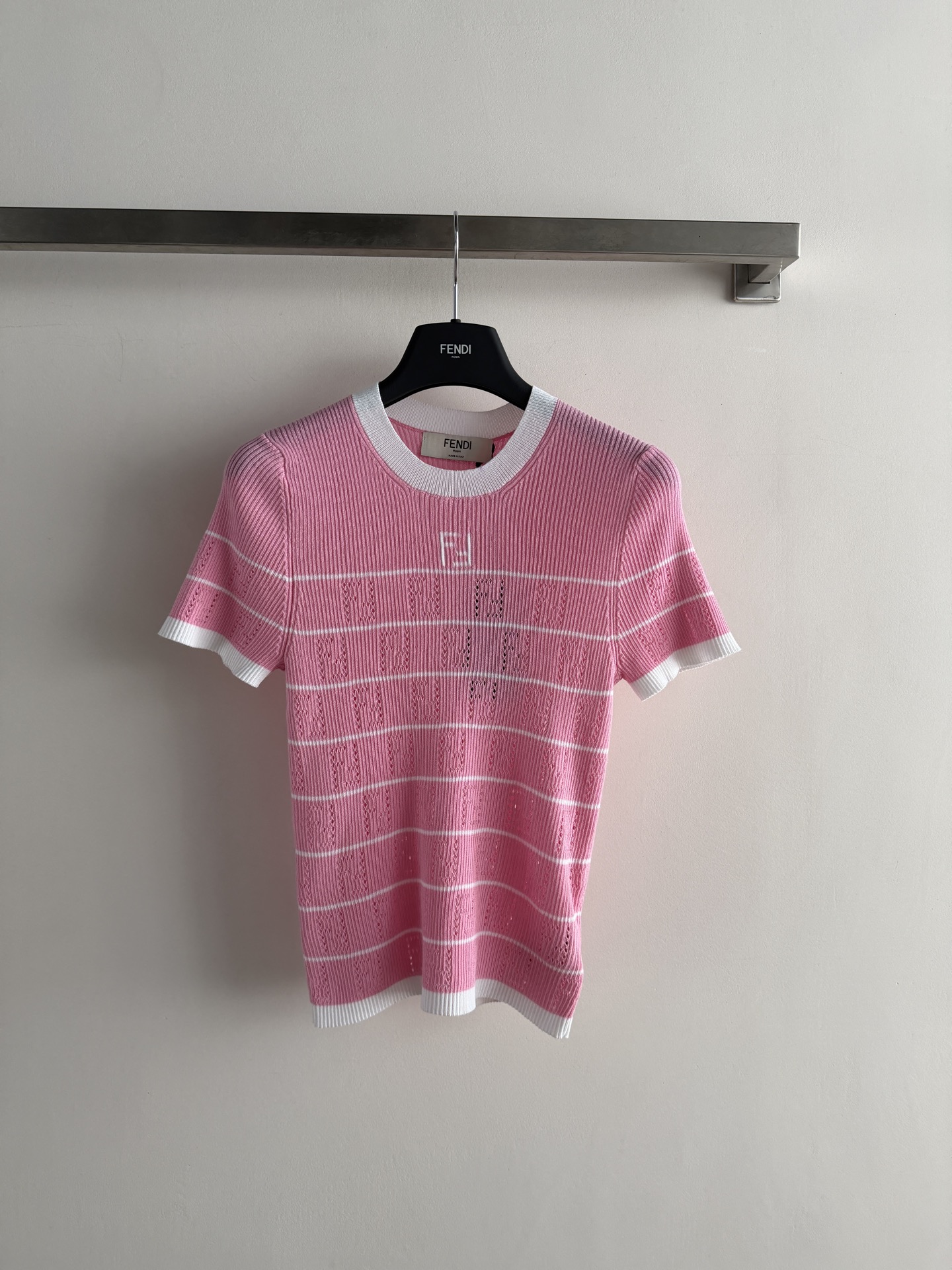 NO:857595,Fend's latest striped knitted short-sleeve, classic stripes are timeless, simple and recognizable!  The 'FF' logo on the chest is super classy and full of brand sense. The knitted fabric has good elasticity, is close-fitting and comfortable, and is very breathable for summer wear. The round neck + short sleeve design is easy to control for daily casual wear. It goes well with jeans or casual pants. It is fashionable and practical, and you can easily get a high-end look!  SML, Fendi-clothing, fendi, fendi, jeans, T-shirt,19860909Fend*新款条纹针织短袖,经典条纹不过时,简约又有辨识度！胸前“FF”标志超有范,品牌感满满.针织面料弹性好,贴身舒适,夏天穿很透气.圆领+短袖设计,日常休闲都能轻松驾驭,搭牛仔裤或休闲裤都很OK,时尚又实用,轻松get高级感穿搭！SML,芬迪-服装,fendi,fendi,jeans,T-shirt,,Women's clothing